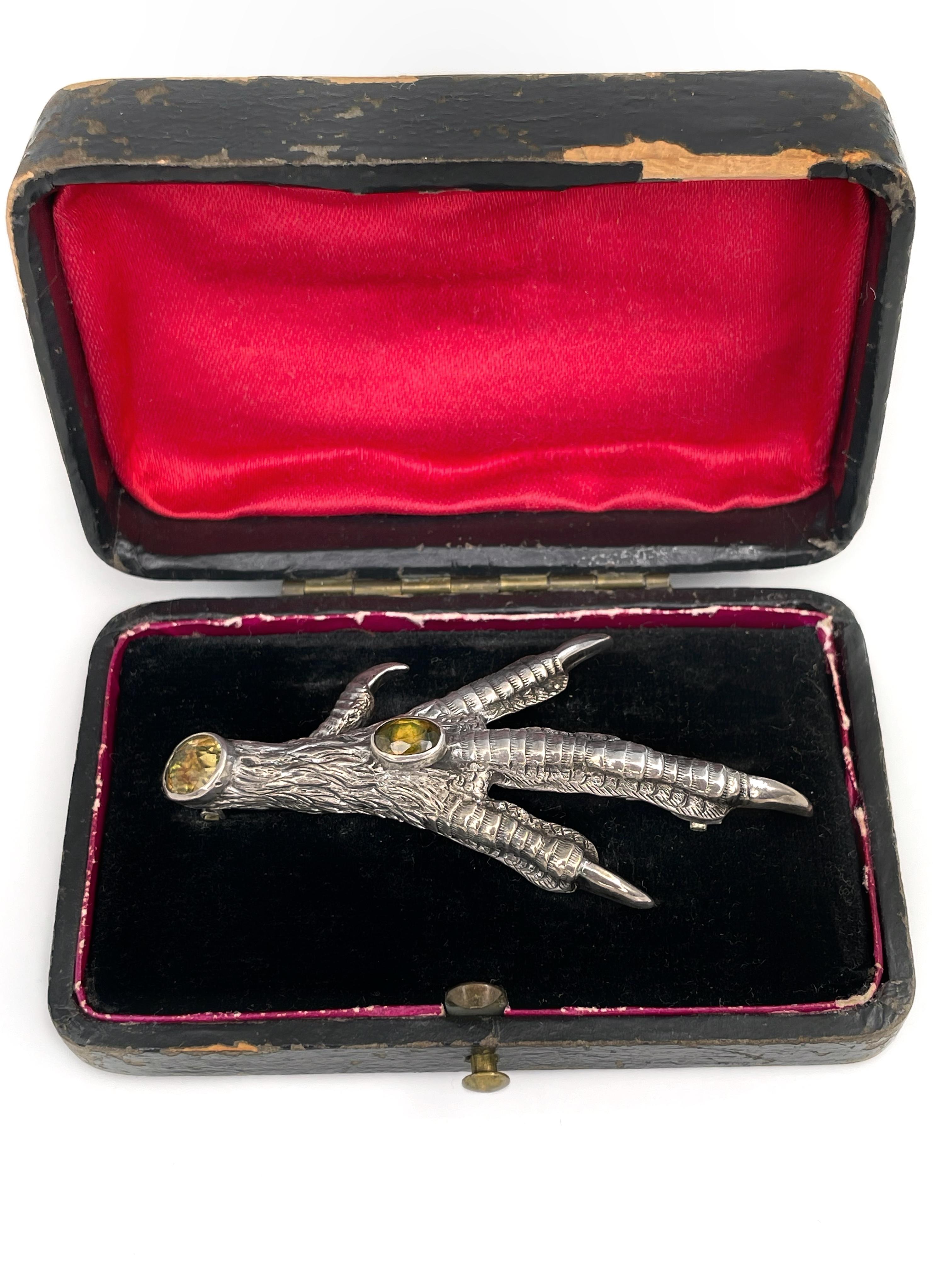 This is a Victorian bird claw shape pin brooch crafted in silver. Circa 1890. The piece features citrines.

Has a C clasp. 
Comes with an original antique box.

Weight: 6.45g
Size: 6x3cm

———

If you have any questions, please feel free to ask. We