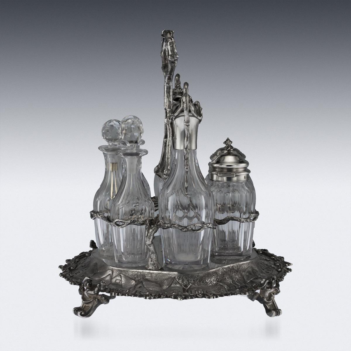 Antikes, äußerst seltenes Gewürzset aus massivem Silber und Glas aus dem 19. Jahrhundert, bestehend aus einem Kreuzständer, fünf Saucenflaschen und zwei Gewürzgläsern mit Silberdeckel, hergestellt im Teniers-Stil (ein berühmter holländischer Maler).