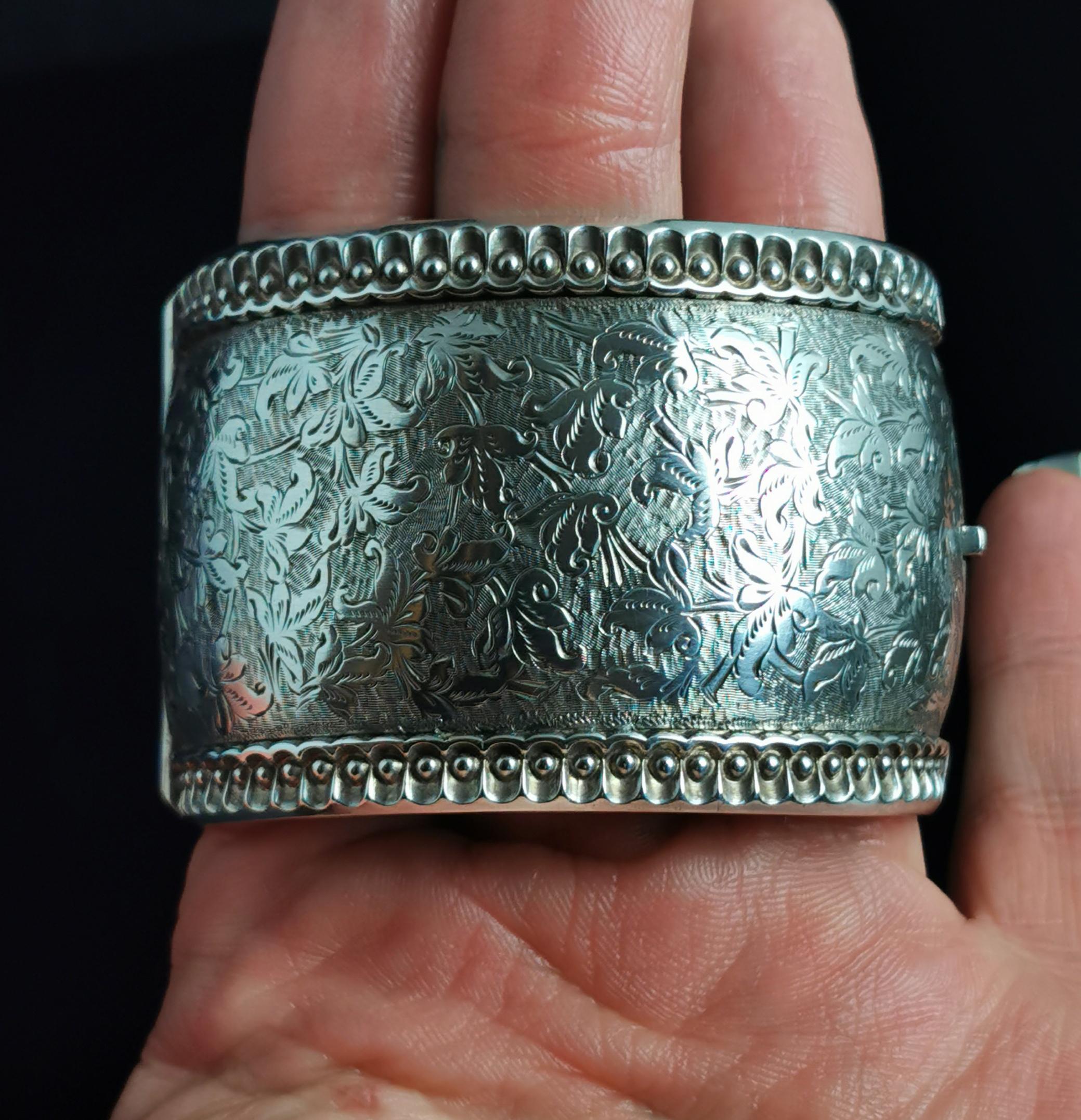 Victorian silver cuff bangle, wide, Aesthetic era  In Good Condition In NEWARK, GB