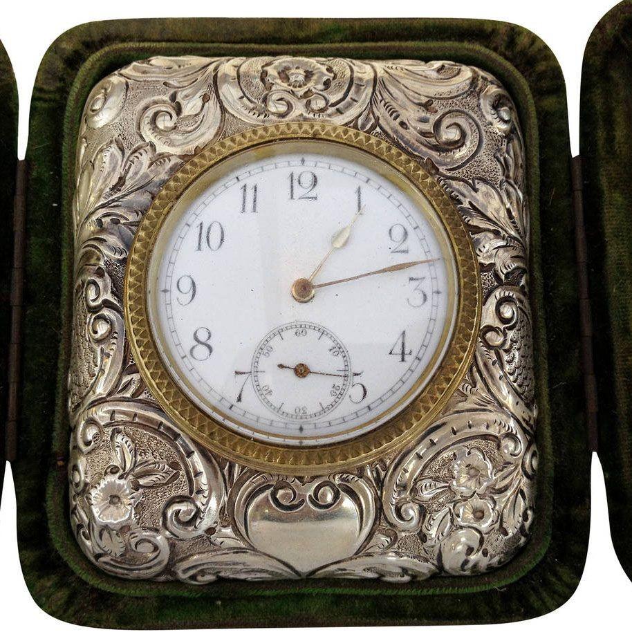 Vittoriano Orologio vittoriano in argento in rilievo di Douglas Clock Company in vendita