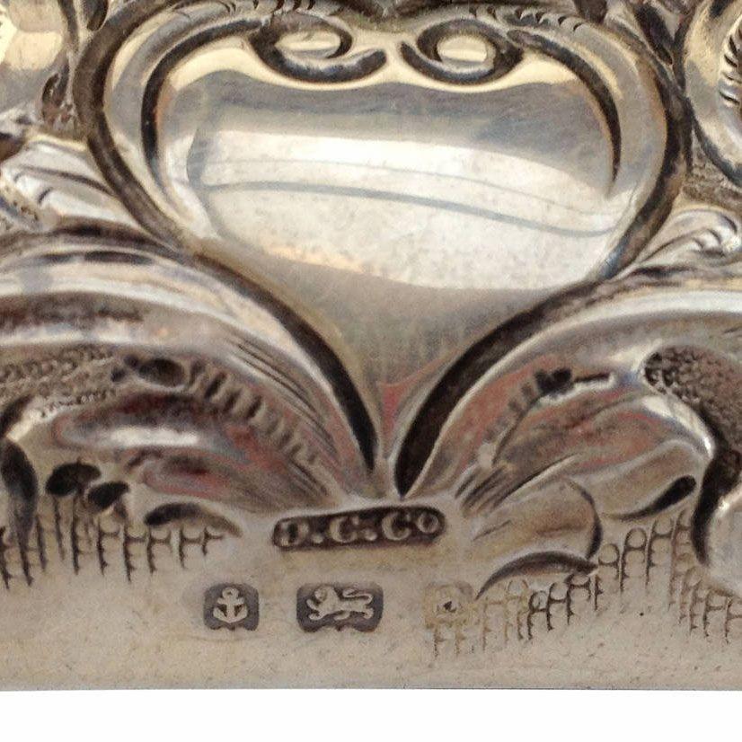Orologio vittoriano in argento in rilievo di Douglas Clock Company In condizioni ottime in vendita a Van Nuys, CA