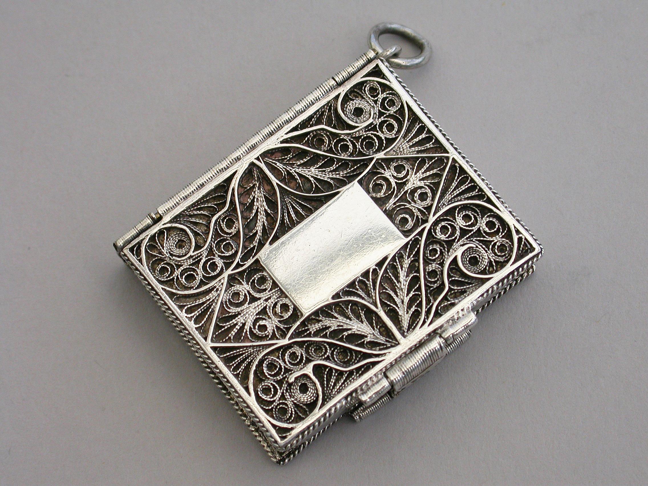 Victorian Silver Family Bible Vinaigrette, by George Unite, Birmingham, 1880 In Good Condition In Sittingbourne, Kent