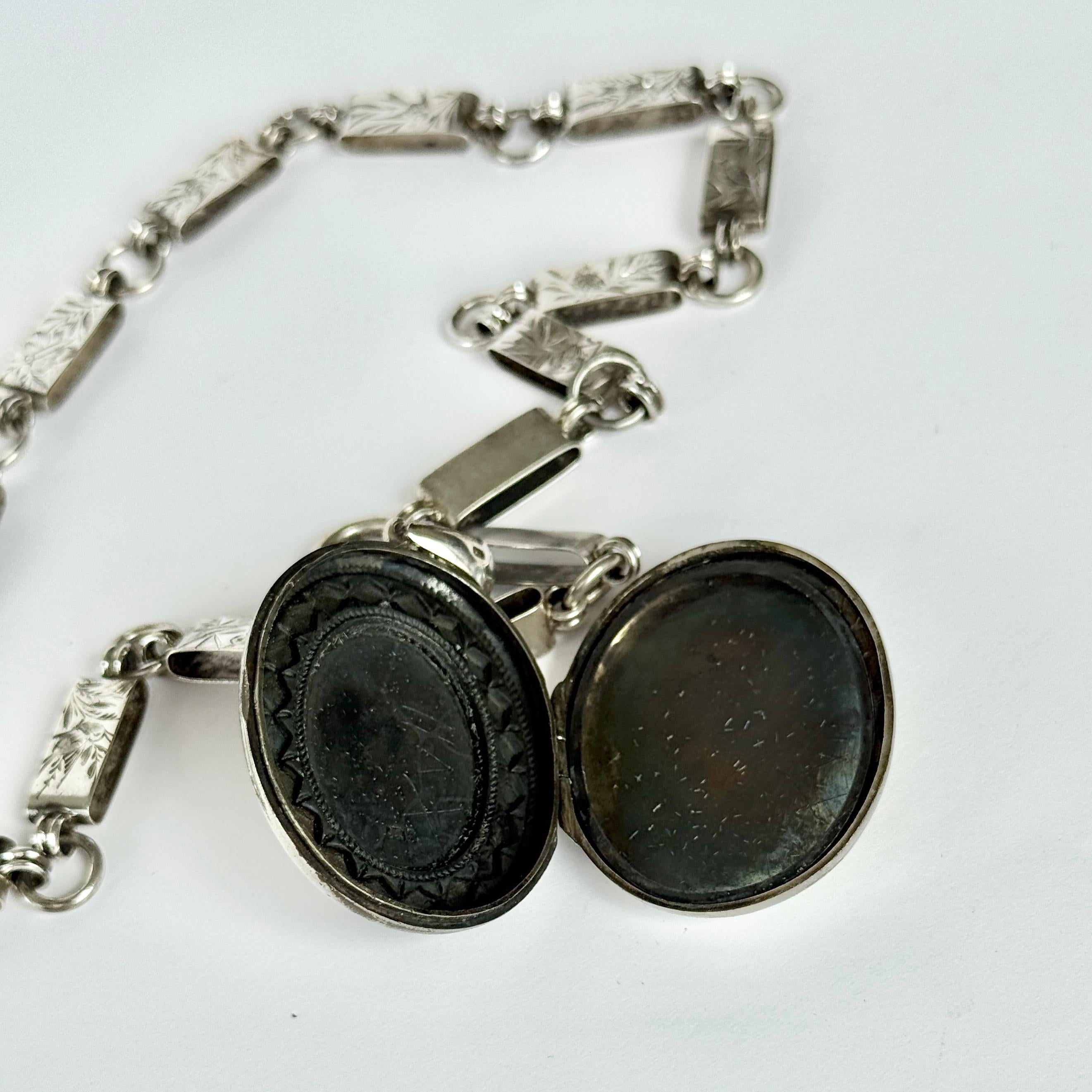 This collar necklace is engraved with finely detailed birds. The locket has leaf detail. Locket is empty for your treasures. 

Length: 45cm
Chain Width: 9mm
Locket Dimensions: 34x40mm

Weight: 39.6g