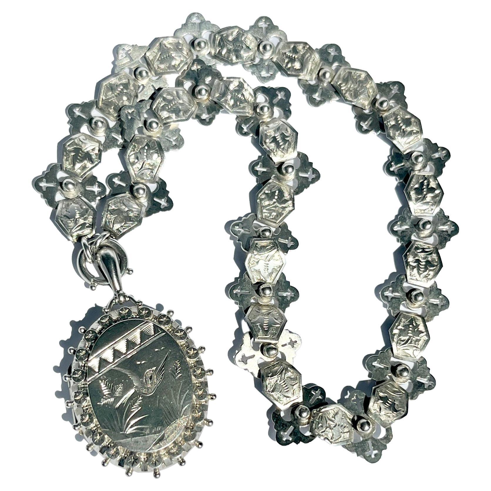 Collier fantaisie et médaillon en argent de l'époque victorienne en vente
