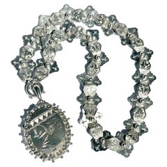Collana con collare e medaglione di fantasia in argento vittoriano