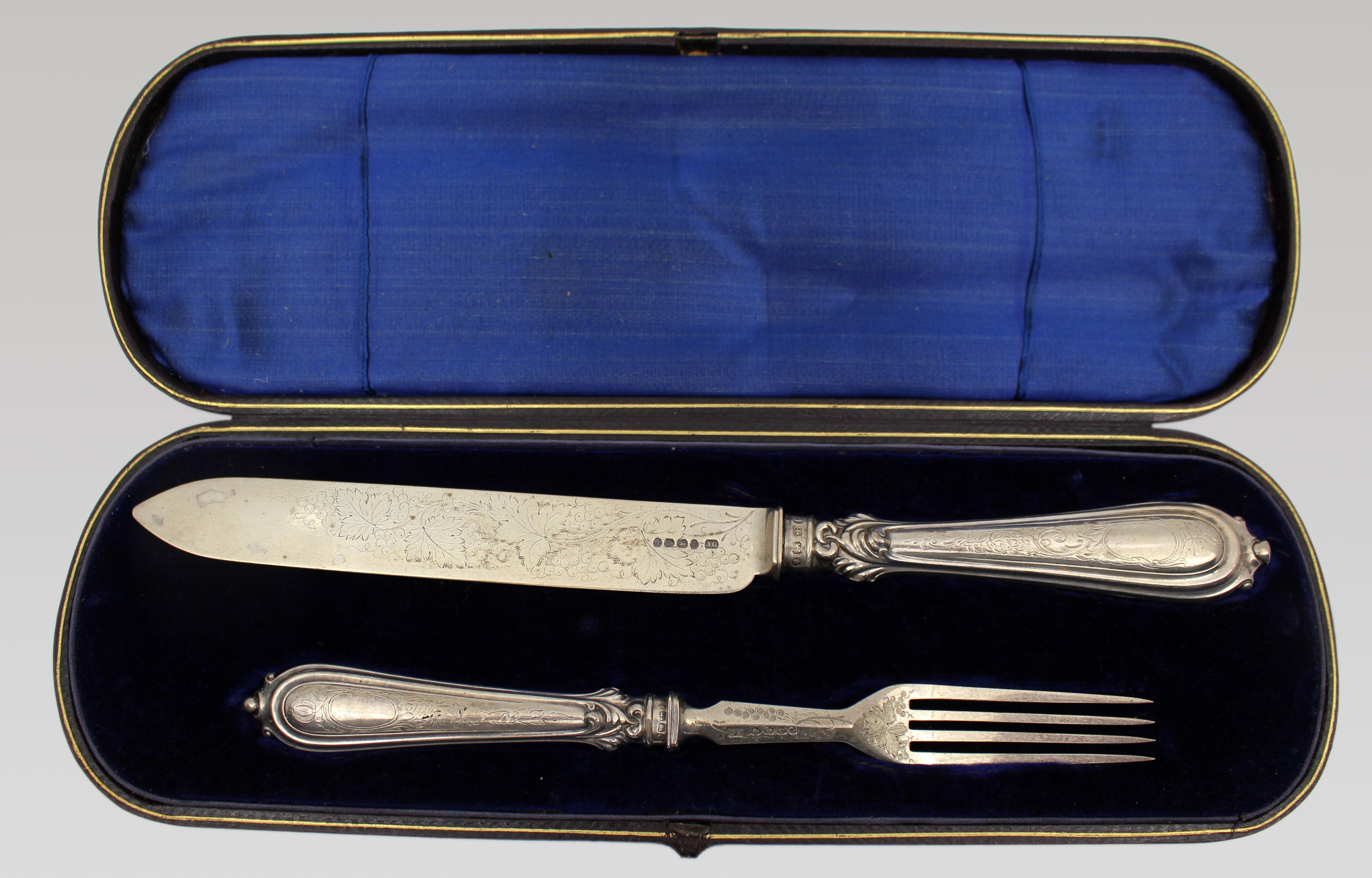 Großes viktorianisches Fischbesteck aus Silber, Joseph Gloster, Birmingham, Ende 19.

Ein feines und großzügig bemessenes viktorianisches Fischservierset von Joseph Gloster, gestempelt für Birmingham. Dieses elegante zweiteilige Set besteht aus