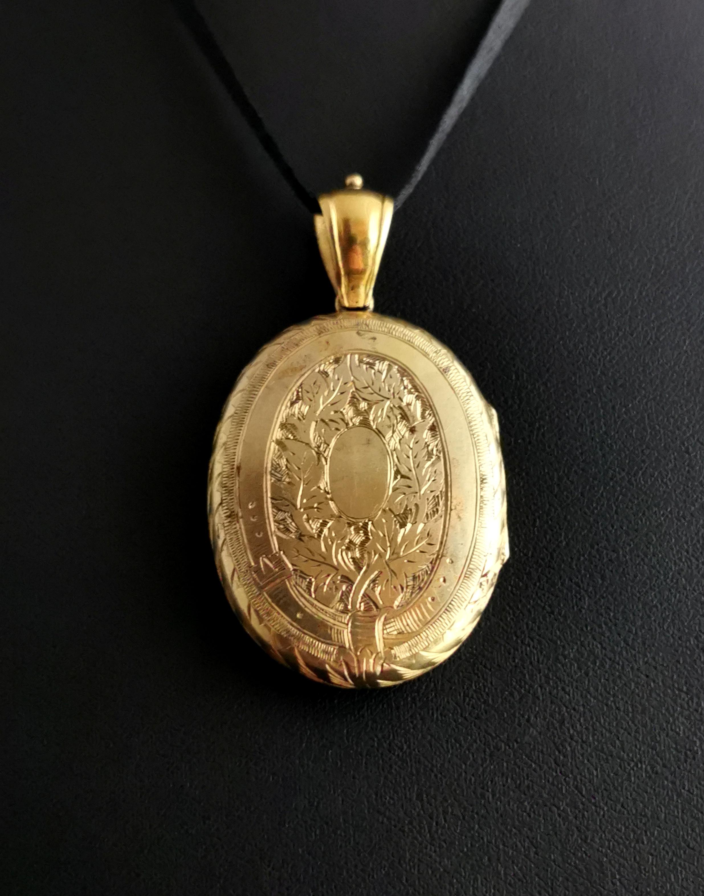 A stunning antique, Victorian silver gilt locket.

A large sized locket with an integral bale.

The locket features a garter belt on one side with a leaf engraving to the centre along with a small blank oval cartouche which has not been engraved so