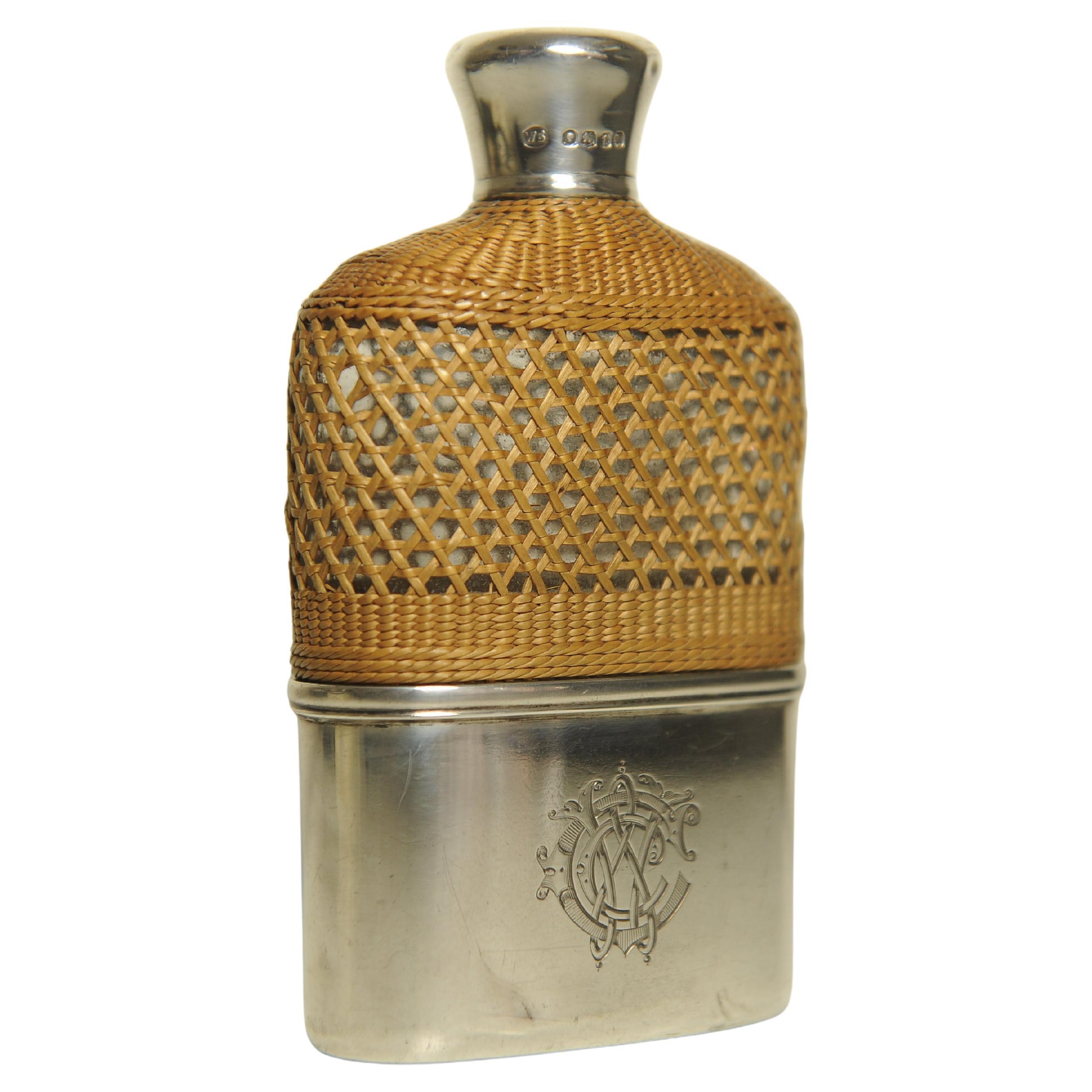 Apogée victorien Flacon d'hippocampe victorien en argent et verre, poignée en rotin de William Schofield, Londres 1874 en vente