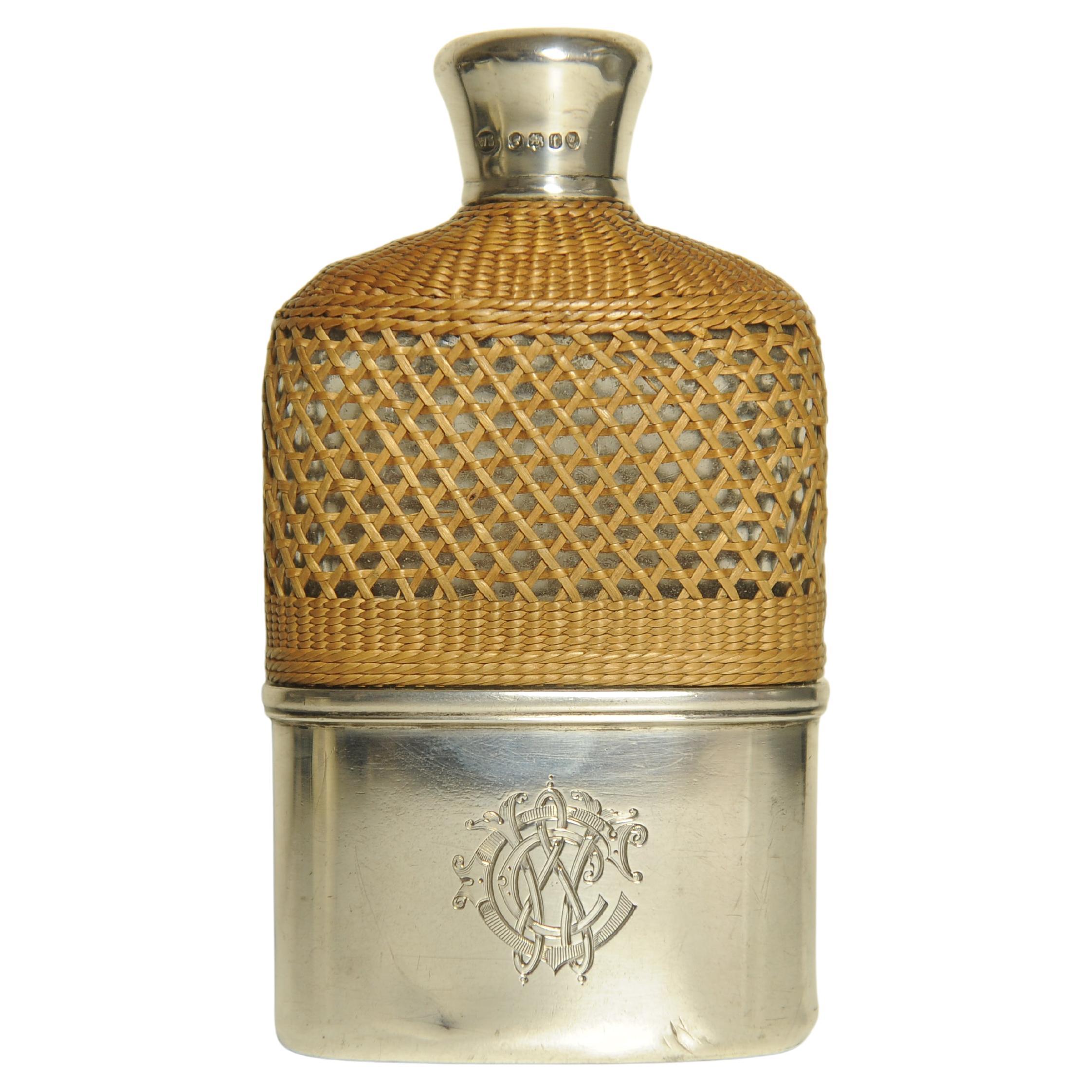 Britannique Flacon d'hippocampe victorien en argent et verre, poignée en rotin de William Schofield, Londres 1874 en vente
