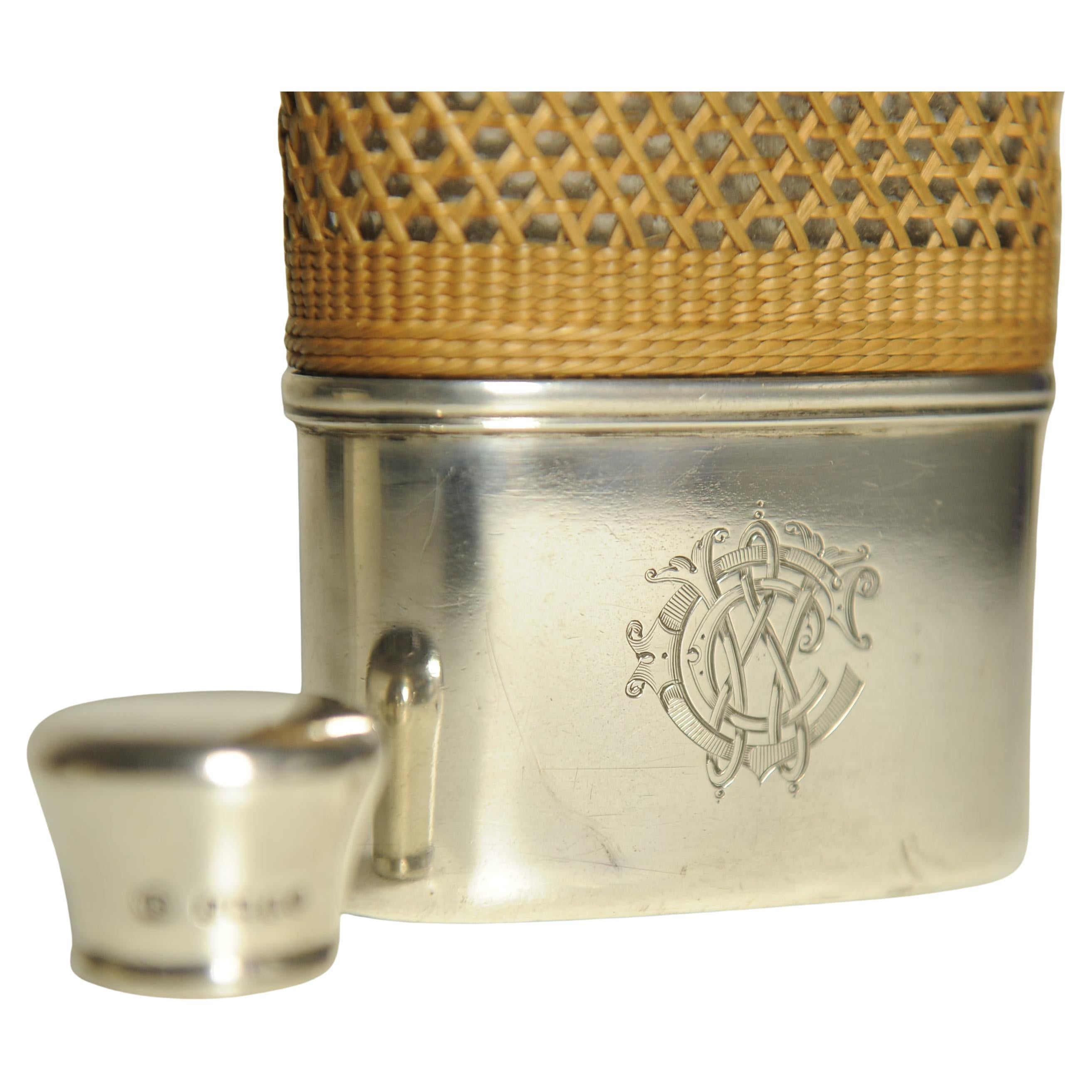 XIXe siècle Flacon d'hippocampe victorien en argent et verre, poignée en rotin de William Schofield, Londres 1874 en vente