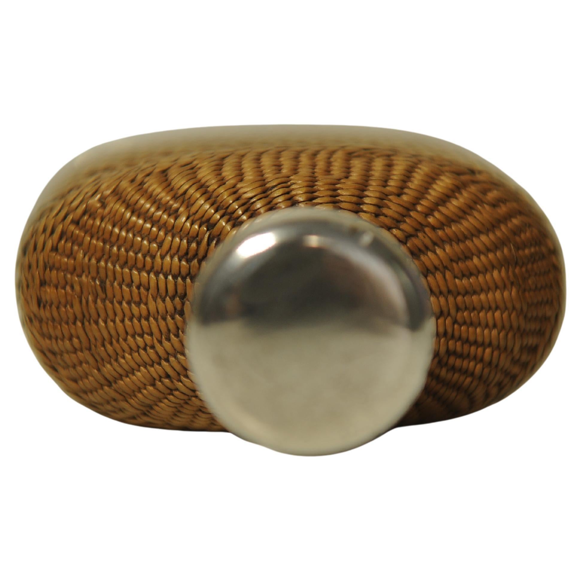 Argent Flacon d'hippocampe victorien en argent et verre, poignée en rotin de William Schofield, Londres 1874 en vente