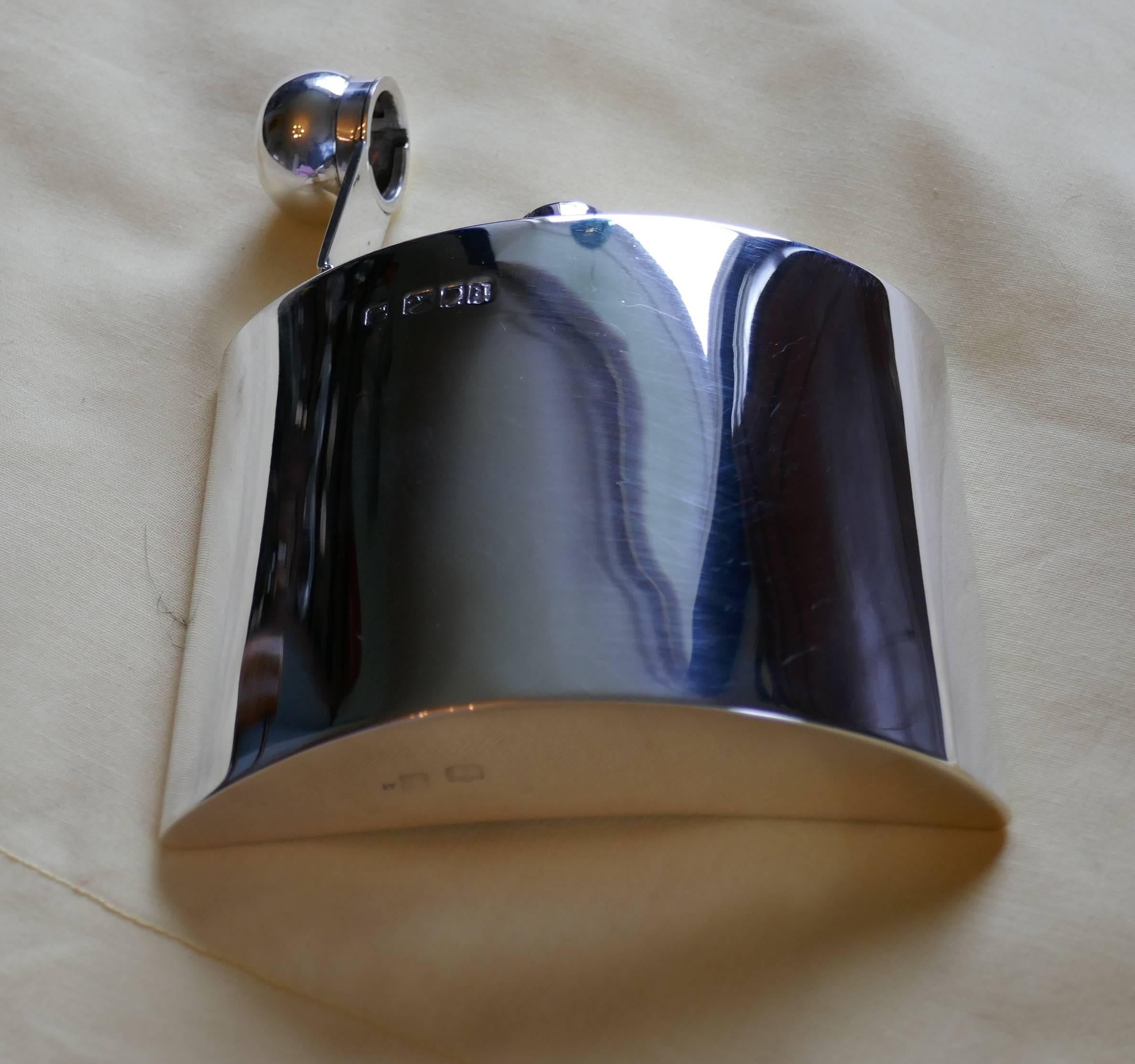 Victorian Silver Hip Flask by Sampson Mordan & Co Date 1916 In Good Condition In Chillerton, Isle of Wight