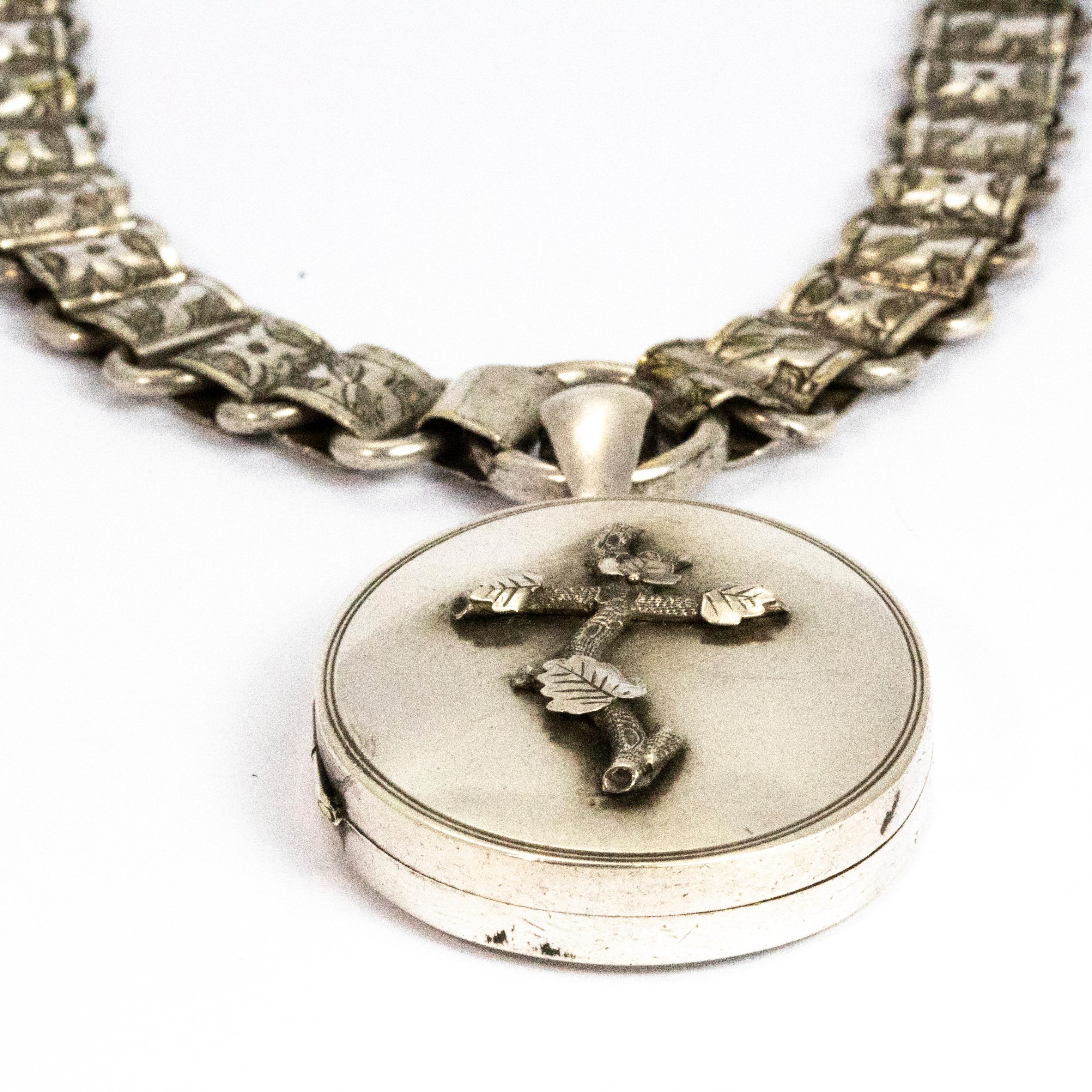I love a chunky silver locket on a decorative collar. This particular locket features a cross modelled out of branches and is decorates with leaves. Each link on this collar is very shallow which make the collar sit beautifully flat and has