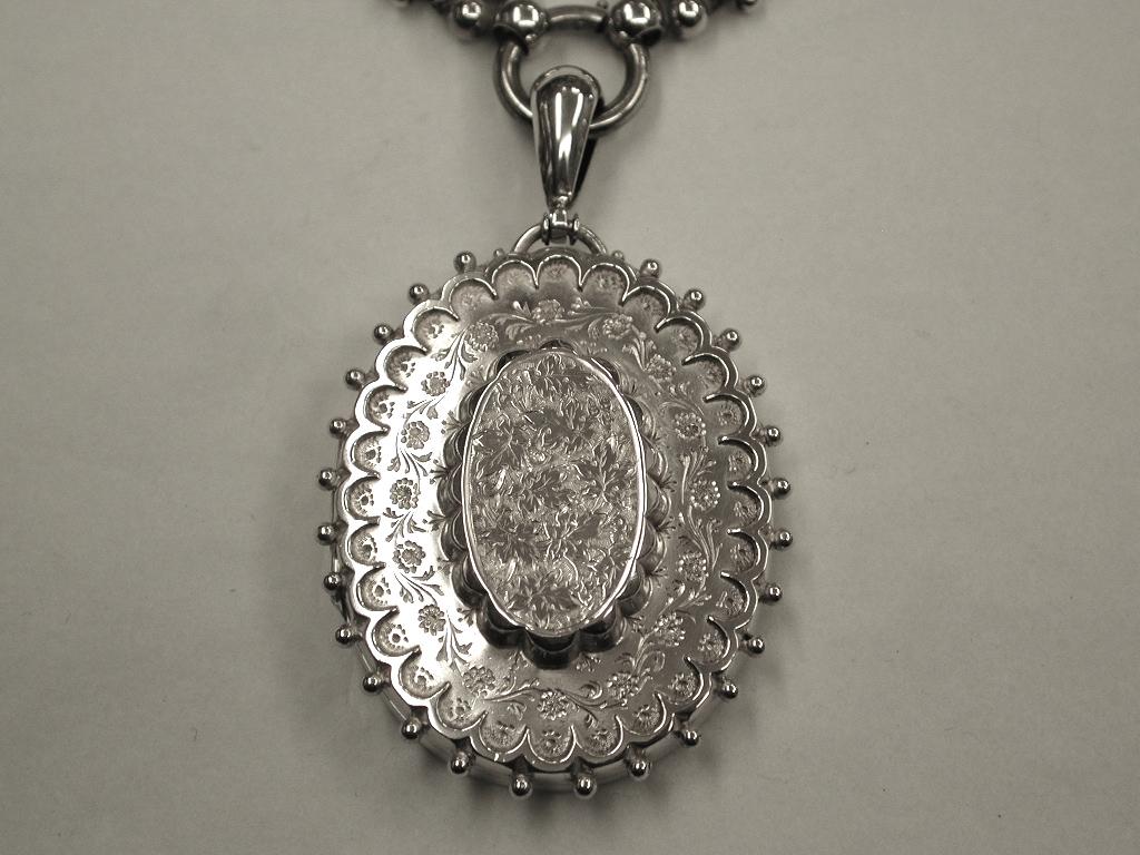 Victorian Silver Locket and Collar, Made by Hepburn and Wilcox, Birmingham, 1881 In Good Condition In London, GB