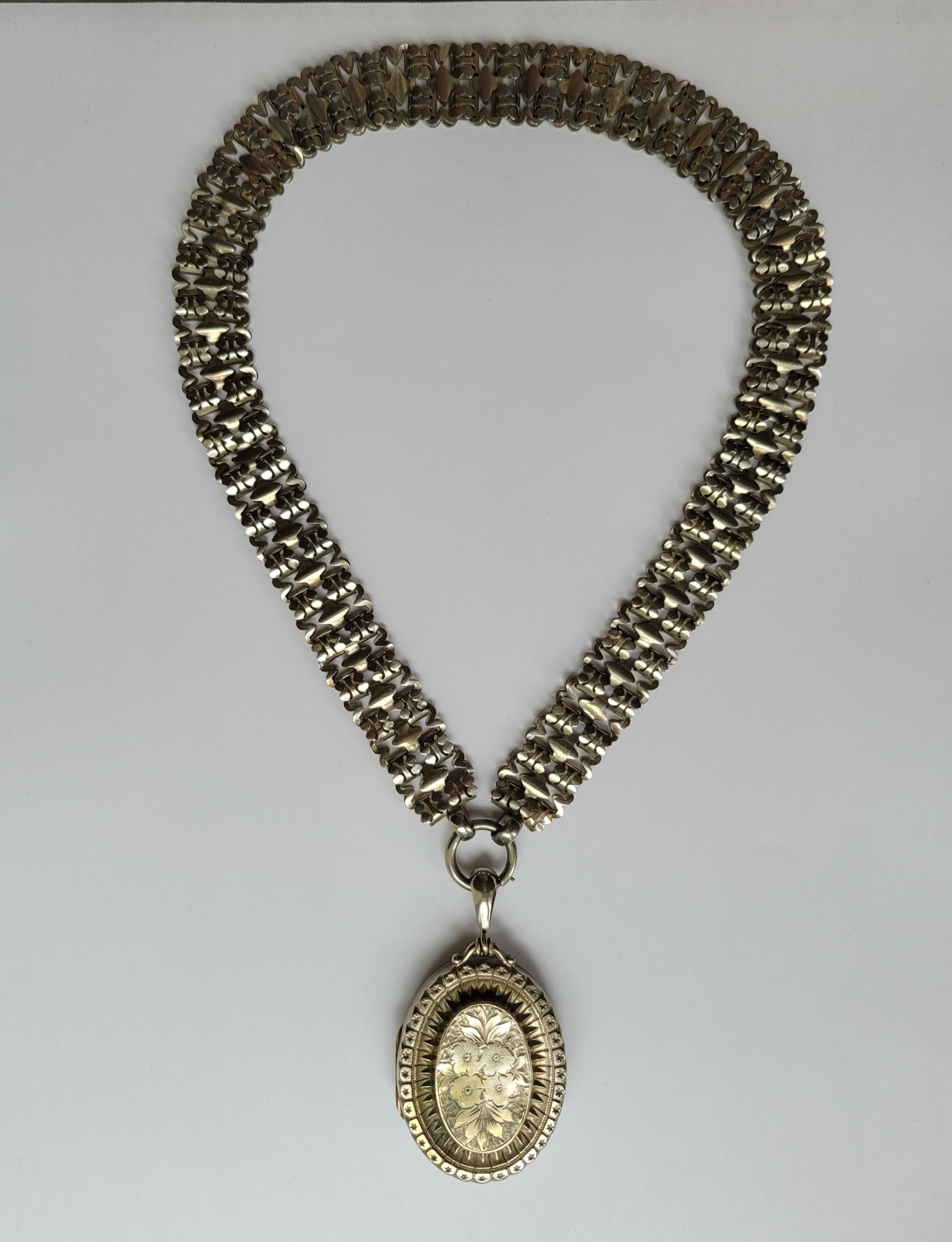 AN IMPRESSIVE VICTORIAN c.1880 ENGRAVED WITH FLOWERS AND FOLIAGE LOCKET PENDANT ON THE BOOK COLLAR  CHAIN. OUTSTANDING LOOKING AND EYE CATCHING NECKLACE. THE NECKLACE MADE OF SILVER COLOR METAL (NOT SILVER).  ENGLISH ORIGIN.

MARKED WITH MAKER MARK