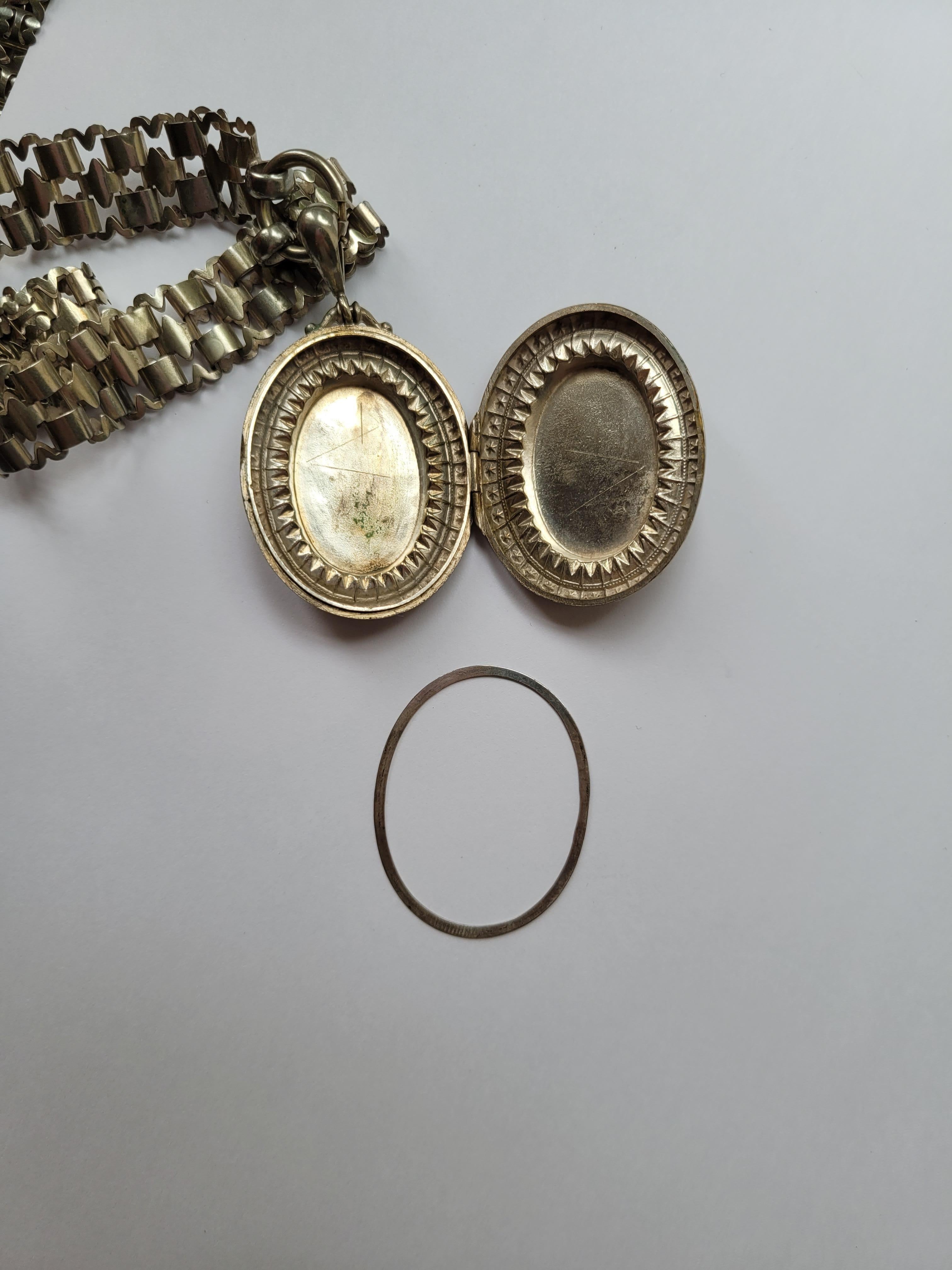 Viktorianische Medaillon Anhänger Buch Kragen Kette Halskette (Spätviktorianisch) im Angebot