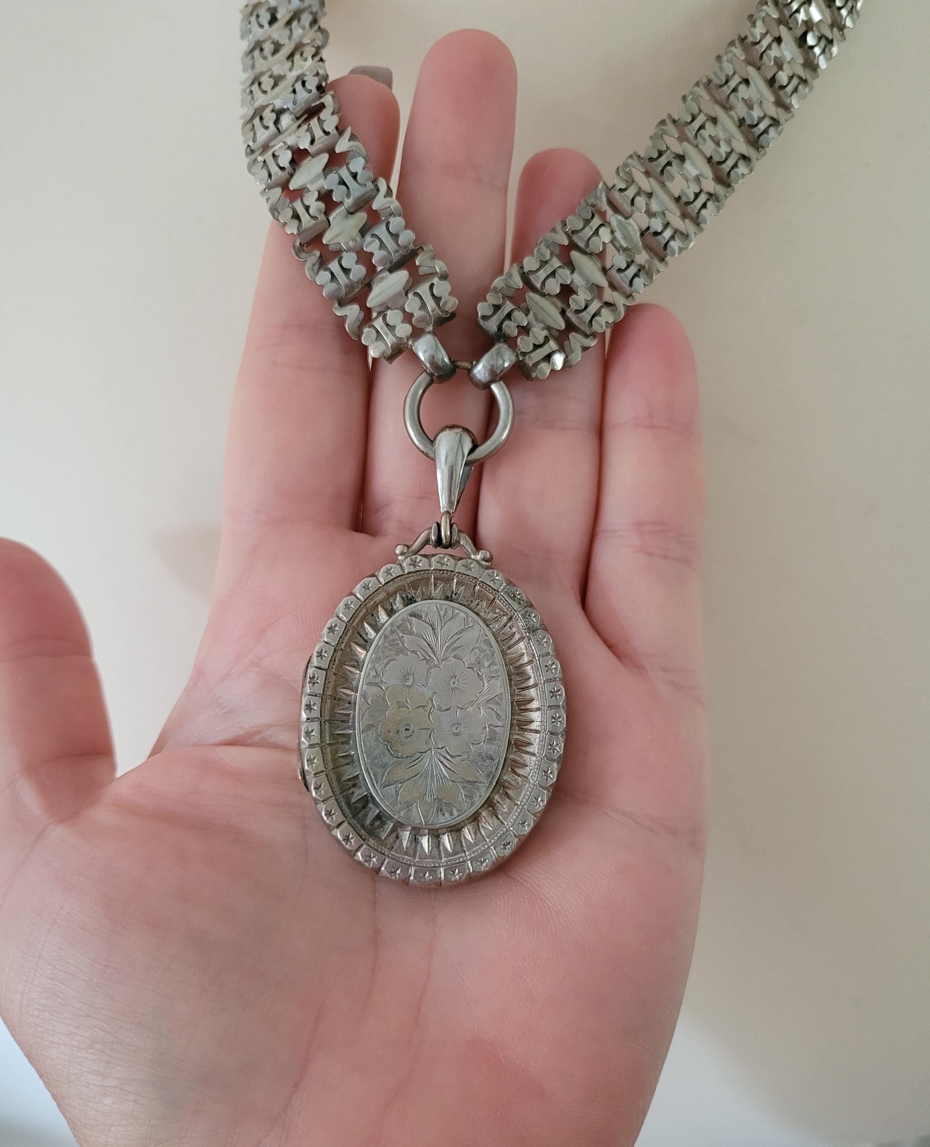 Victorian locket pendant book collar chain necklace In Good Condition For Sale In Boston, Lincolnshire