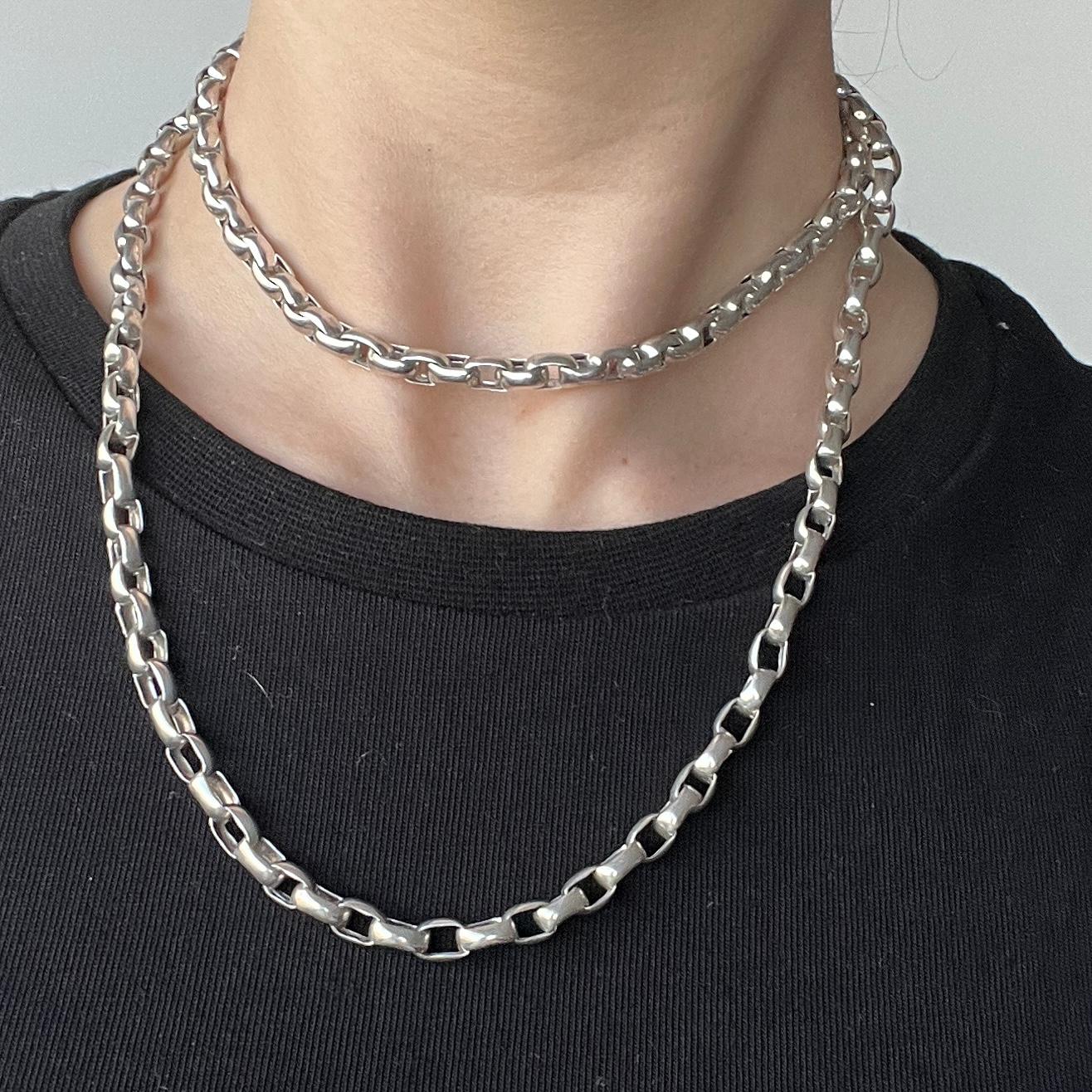 Gorgeous glossy silver longuard necklace. Very versatile and classic!

Length: 85.5cm
Chain Width: 5.5mm

Weight: 47.9g