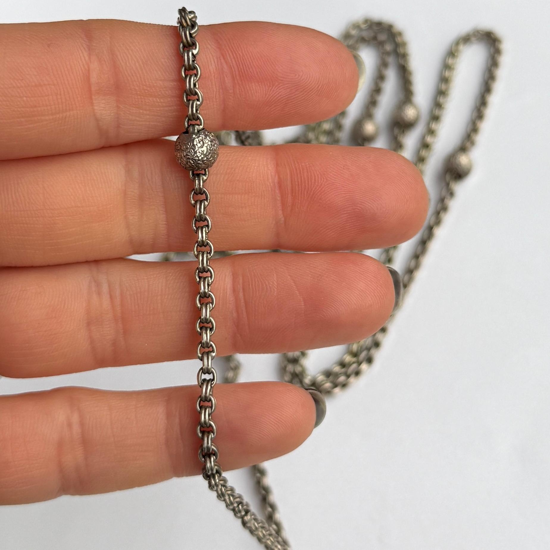 Gorgeous glossy silver longuard necklace. Very versatile and classic and has gorgeous ornate orbs.

Length: 140cm
Chain Width: 3mm
Orb Diameter: 7mm

Weight: 27.8g
