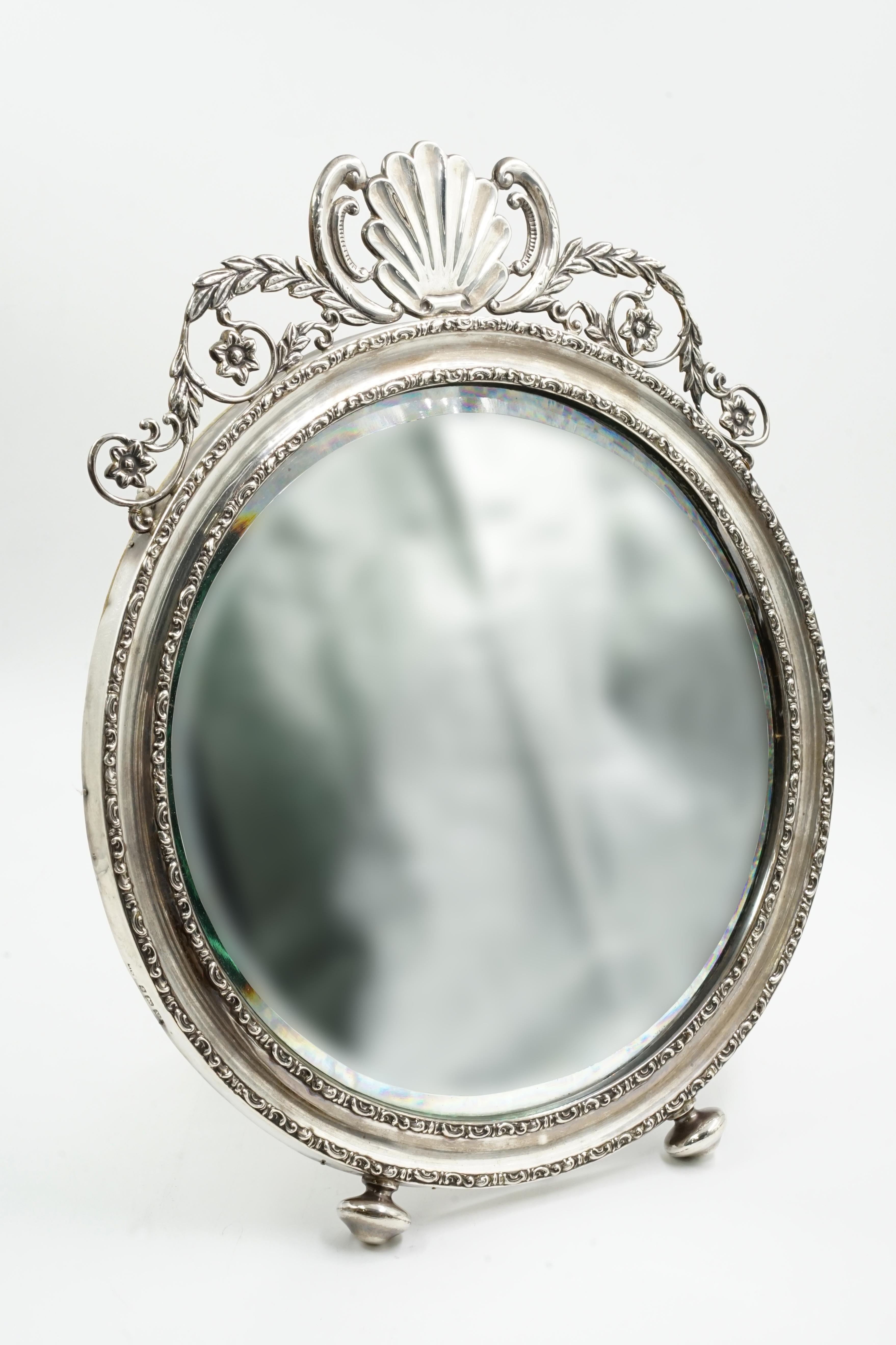 Victorian silver mirror
This mirror can also be hung on a wall.
Beautiful English mirror
Circa 1940 Origin England
It has two front supports and one back lined with corduroy.
It also has a chain on the back so you can hang it.
It is in excellent