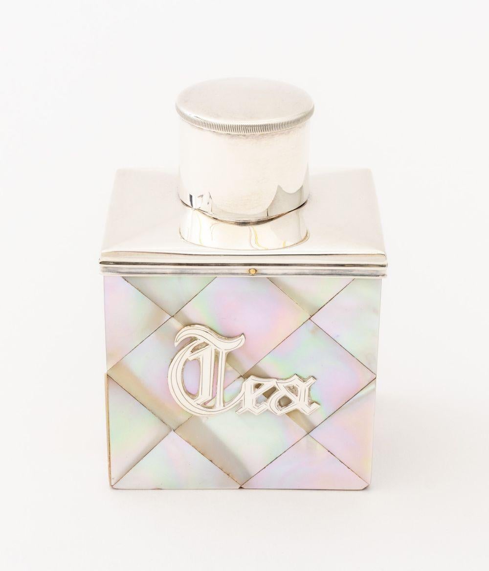 Porta tè vittoriano in argento Sterling montato su madreperla, con marchio del produttore Cornelius Desormeaux Saunders e James Francis Hollings, Londra, 1895, con etichetta 