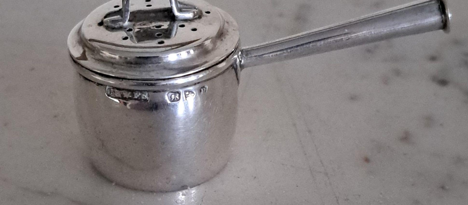 Argento Peperoncino vittoriano in argento, modellato  come una pentola in vendita