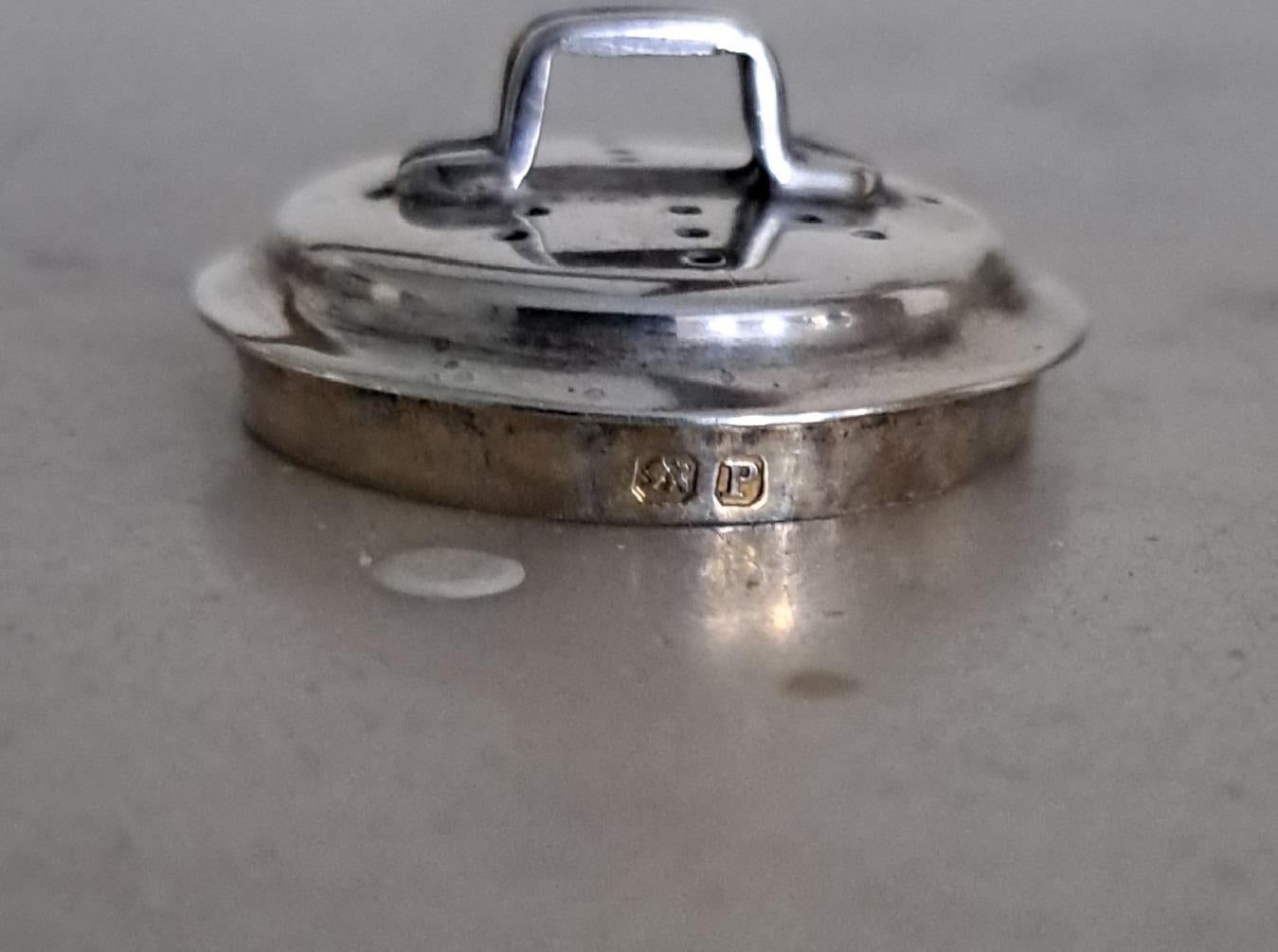 Peperoncino vittoriano in argento, modellato  come una pentola in vendita 1