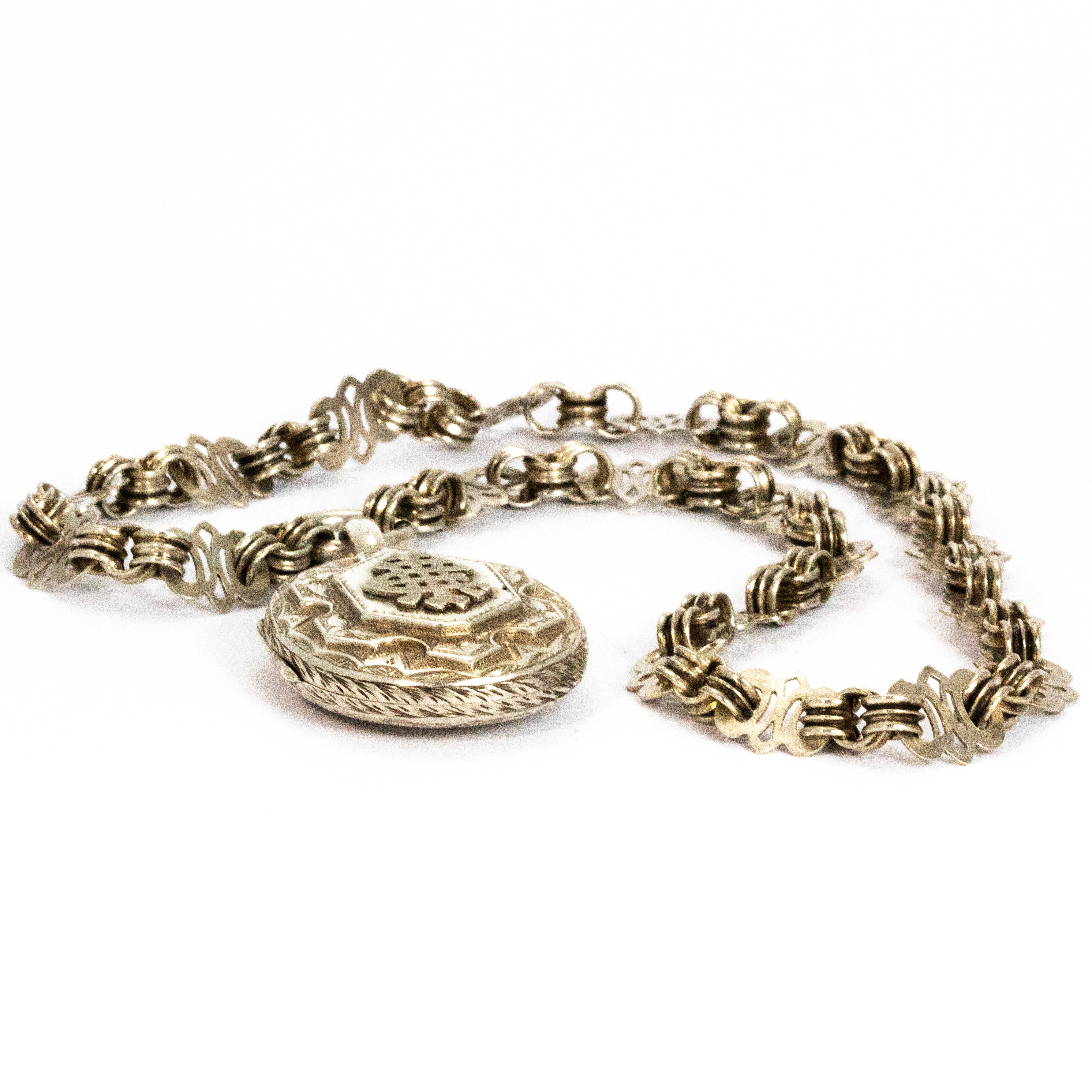 The detail on this necklace is absolutely stunning. The links on the chain have wonderful layered detail and such intricate detail. The chunky chain and locket are so stylish and the locket itself holds so much exquisite engraving and layered