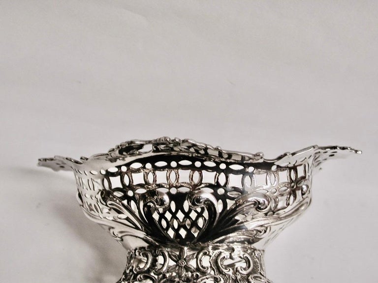 English Victorian Silver Oval Sweet Dish, William Comyns, London Assay, 1889 For Sale