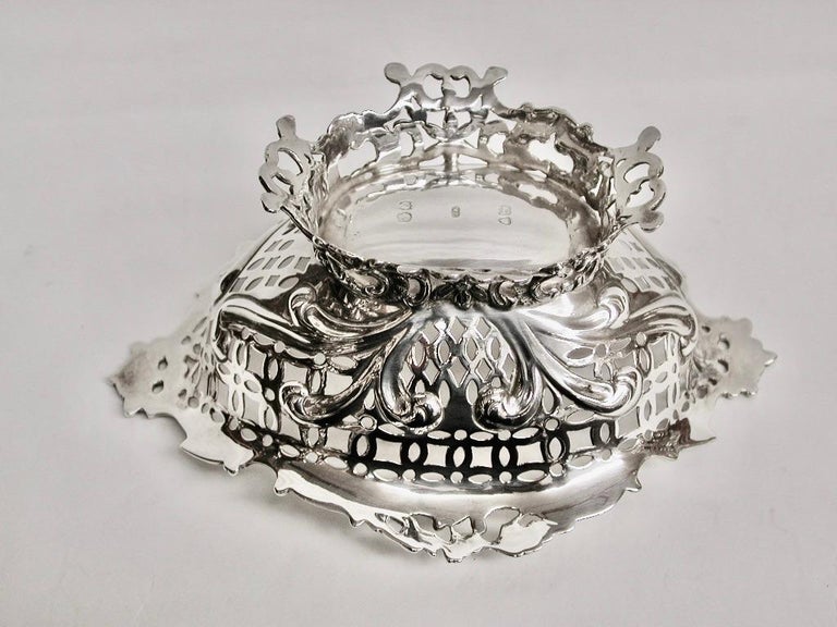 Victorian Silver Oval Sweet Dish, William Comyns, London Assay, 1889 In Good Condition For Sale In London, GB