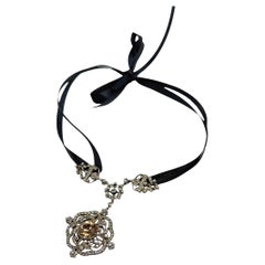 Collier à pendentifs en pâte d'argent de style victorien avec collier ras-de-cou en ruban noir