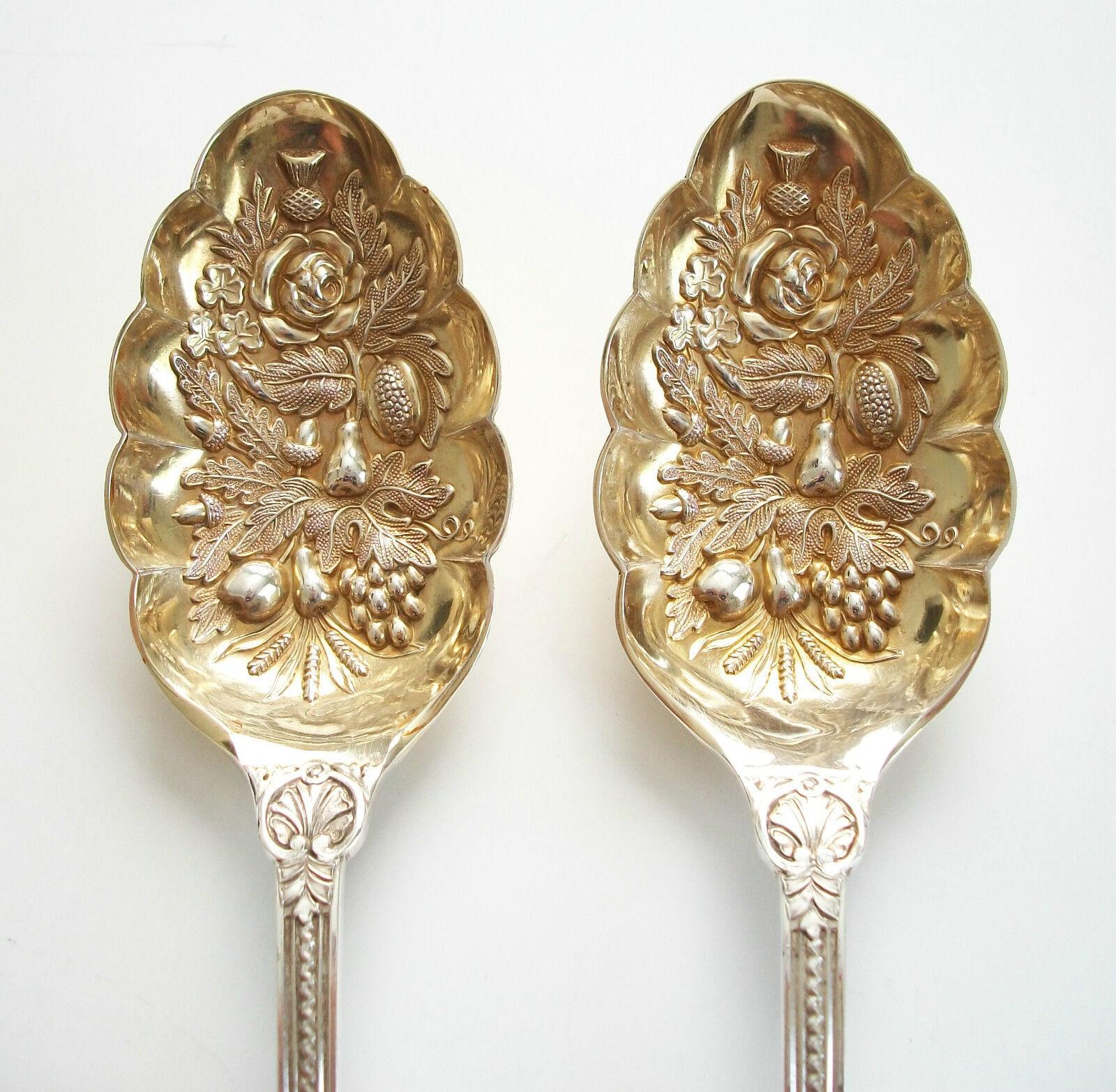 Victorian Silver Plate Berry Serving Spoons, Leather Case, U.K., 1878 In Good Condition For Sale In Chatham, ON