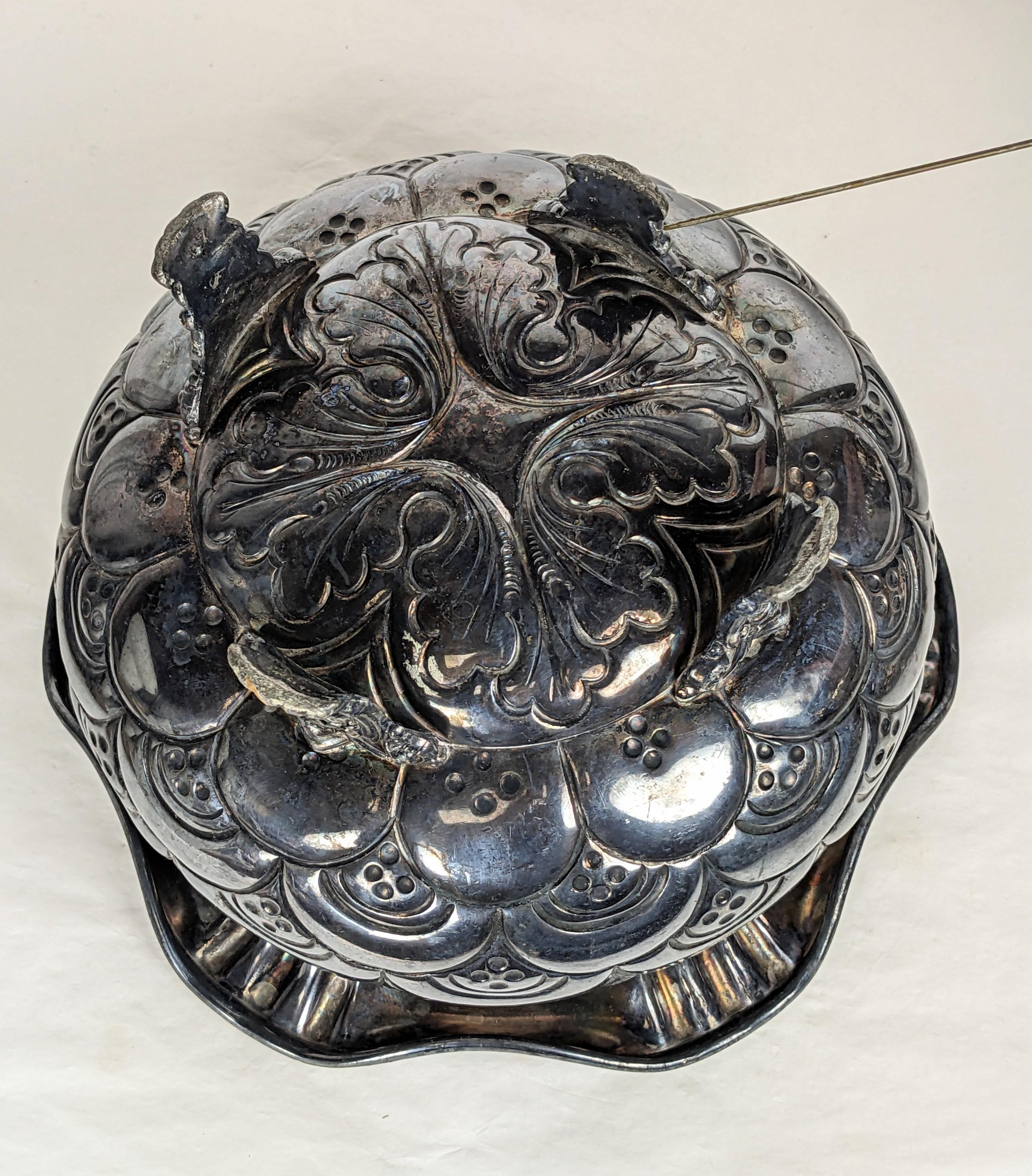 Cachepot figurato vittoriano in silver plate, Meriden in vendita 3