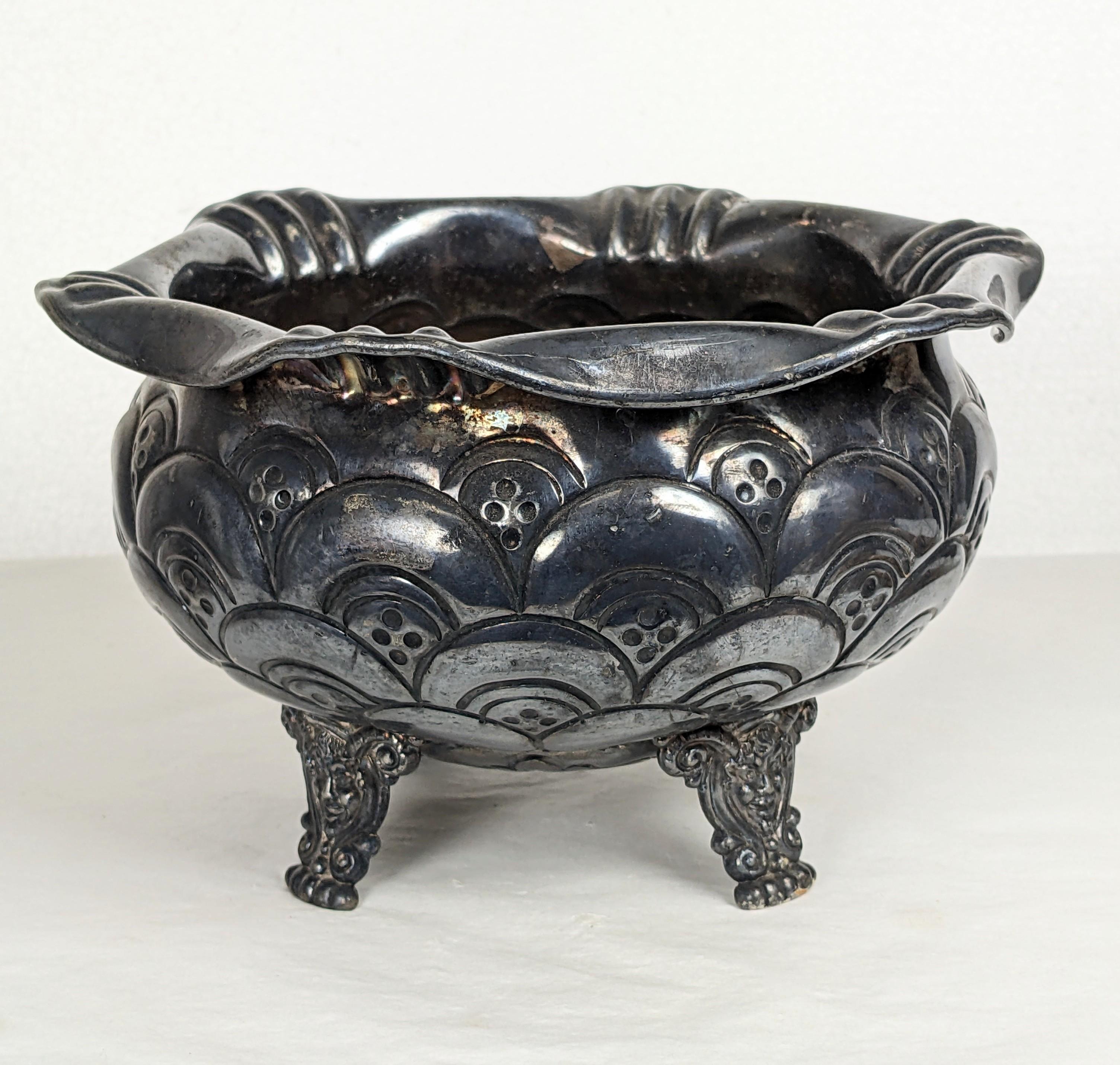 Grazioso cachepot figurato vittoriano in Silver Plate, realizzato dalla Meriden Co. alla fine del XIX secolo. Motivi smerlati in una forma giapponese con labbro ondulato e piedi figurati ornati da maschere.
Stati Uniti d'America del 1870. 