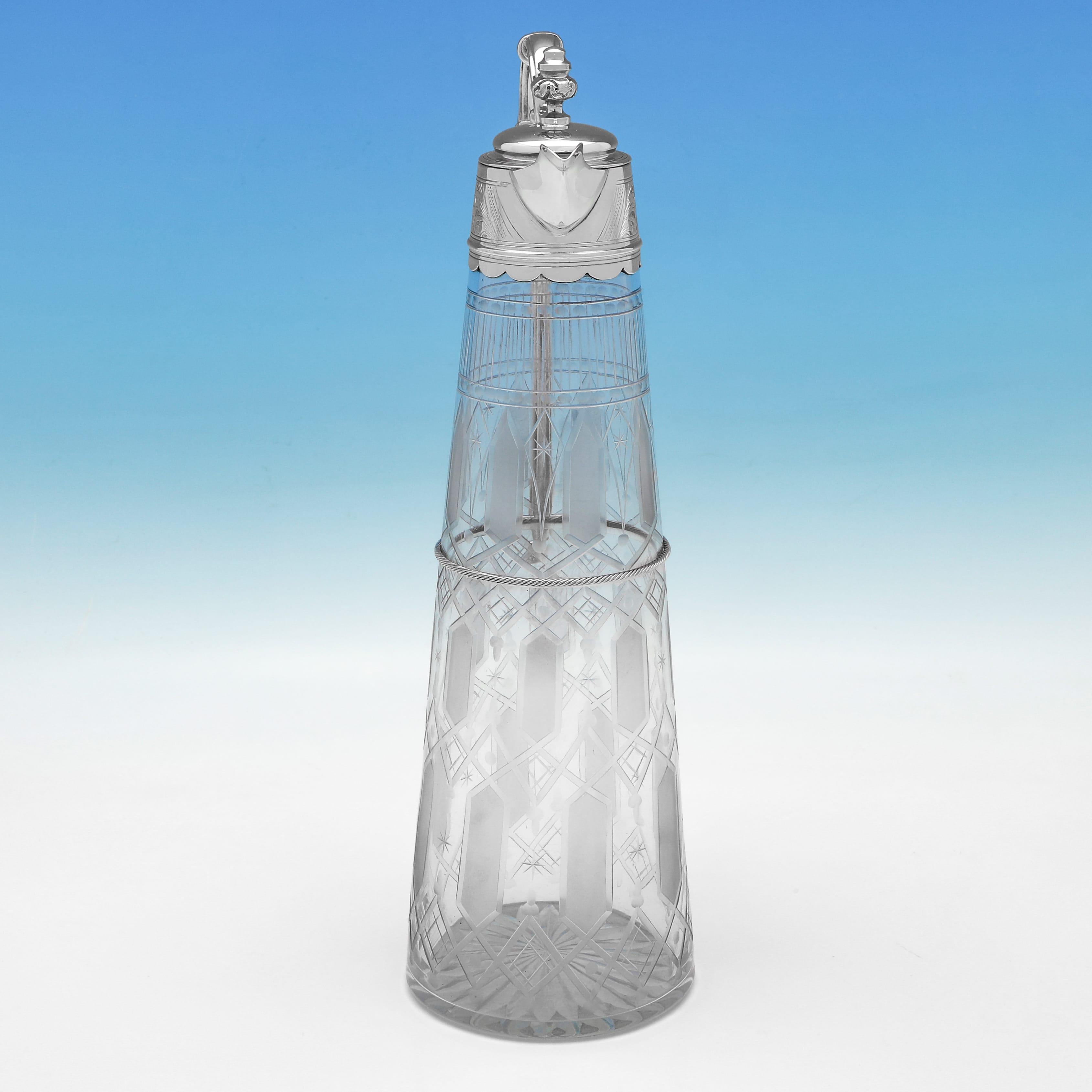Realizzata intorno al 1880, questa attraente caraffa d'argento vittoriana presenta un corpo in vetro inciso e una montatura in argento incisa. La brocca Claret misura 12