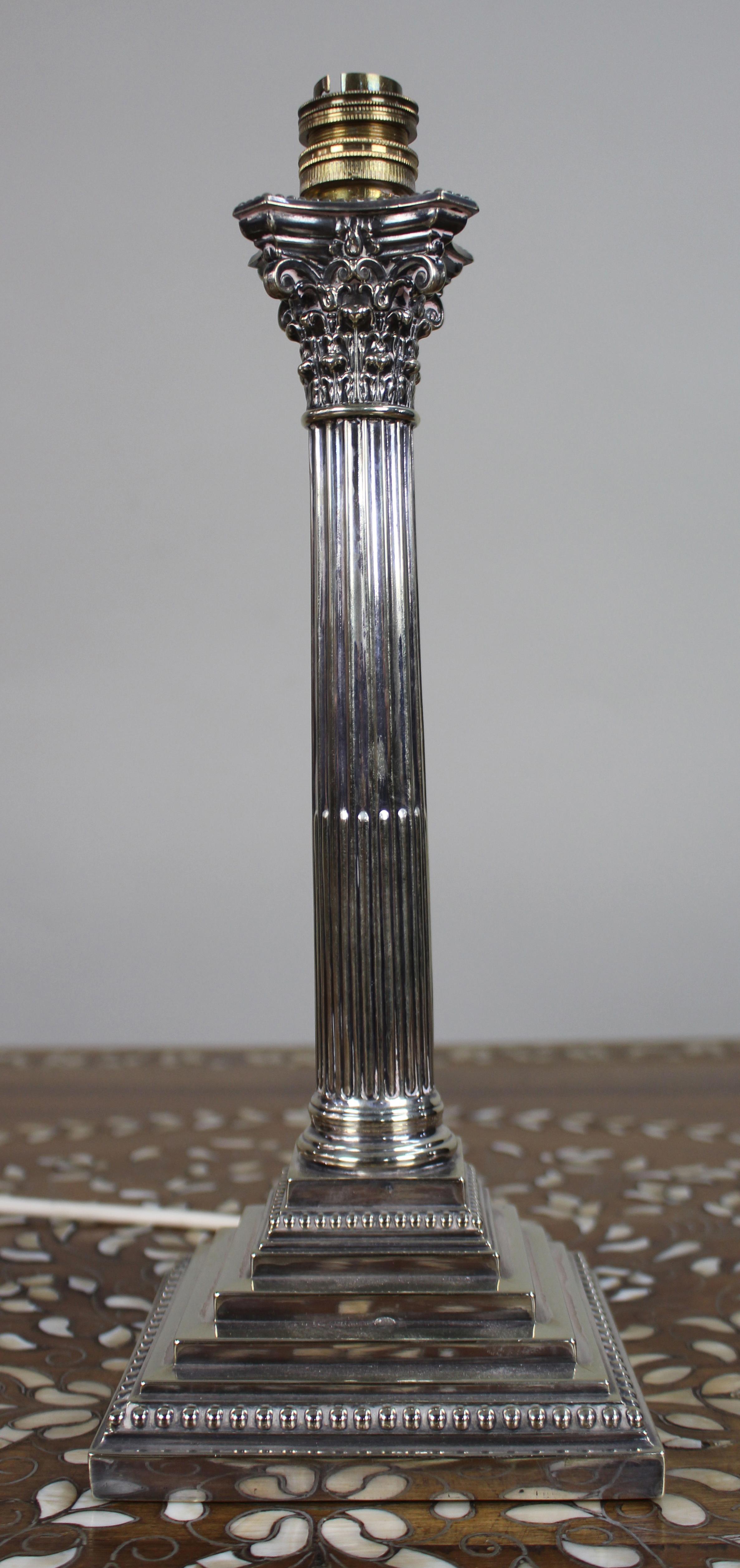 Lámpara de mesa victoriana de columna corintia bañada en plata

Preciosa lámpara de sobremesa victoriana de calidad bañada en plata con forma de columna corintia. La base cuadrada escalonada y rebordeada sostiene un fuste acanalado con un capitel