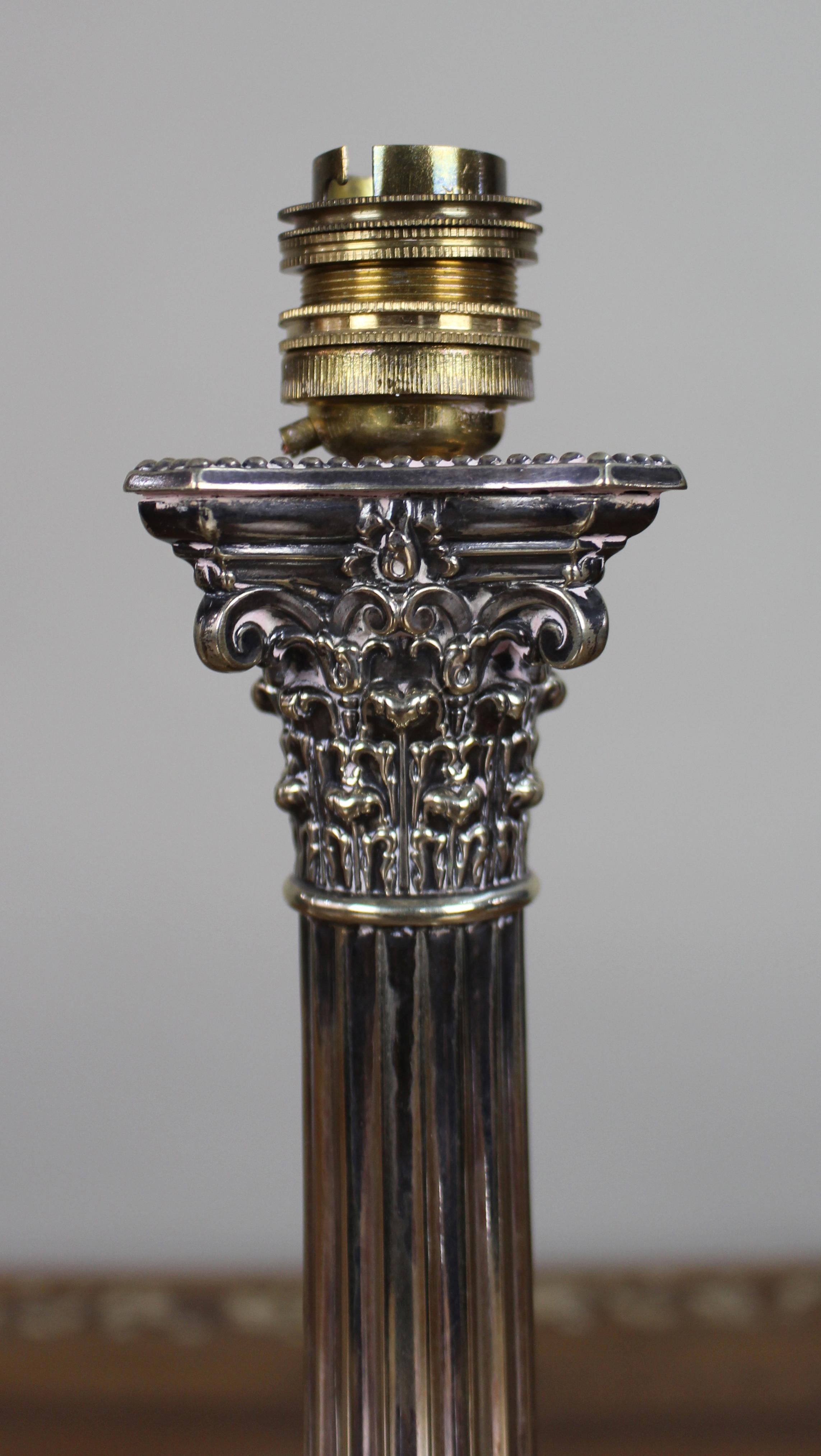 Lámpara de mesa victoriana de columna corintia bañada en plata Británico en venta