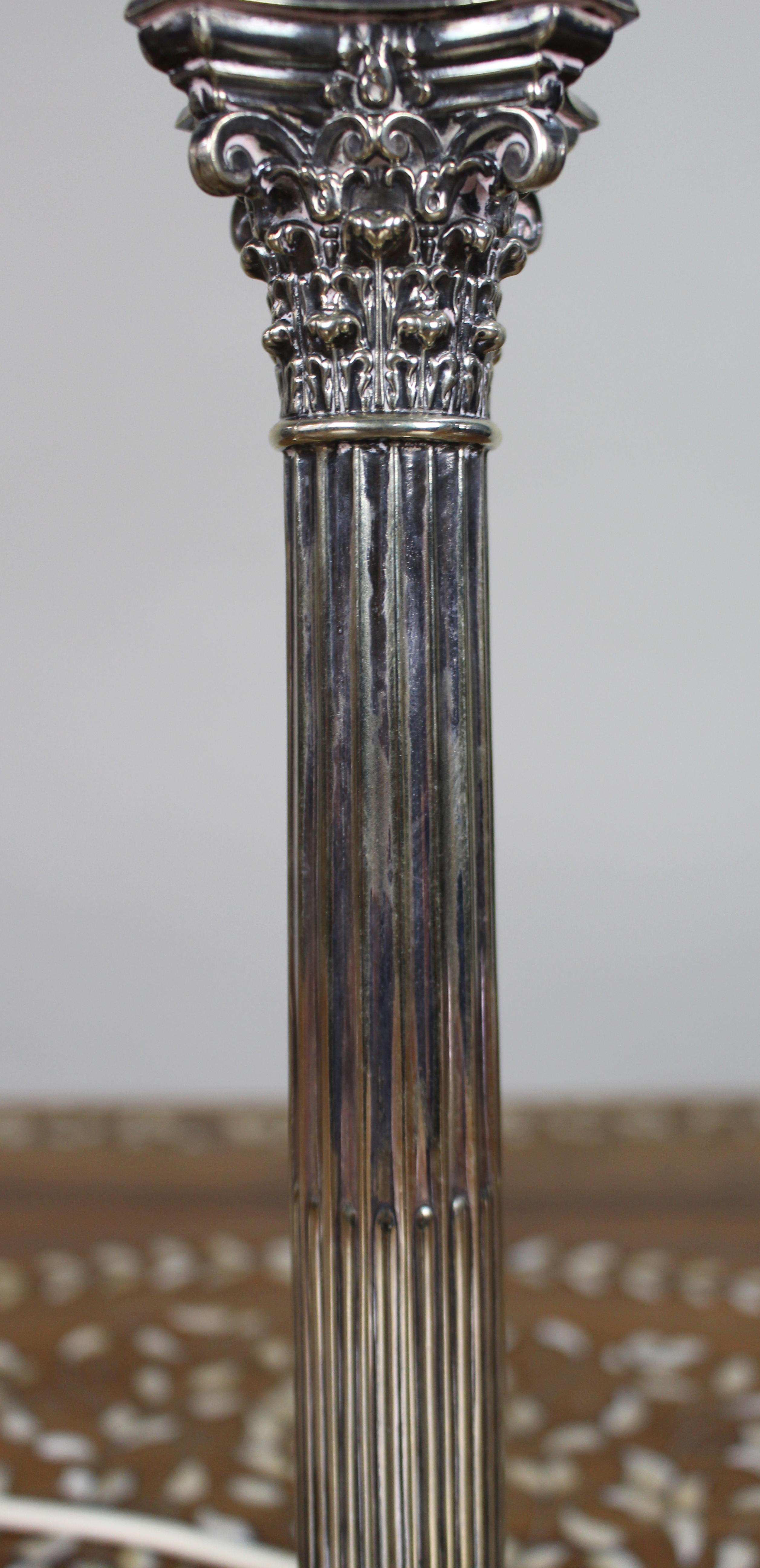 Lámpara de mesa victoriana de columna corintia bañada en plata en Bueno estado para la venta en Worcester, GB