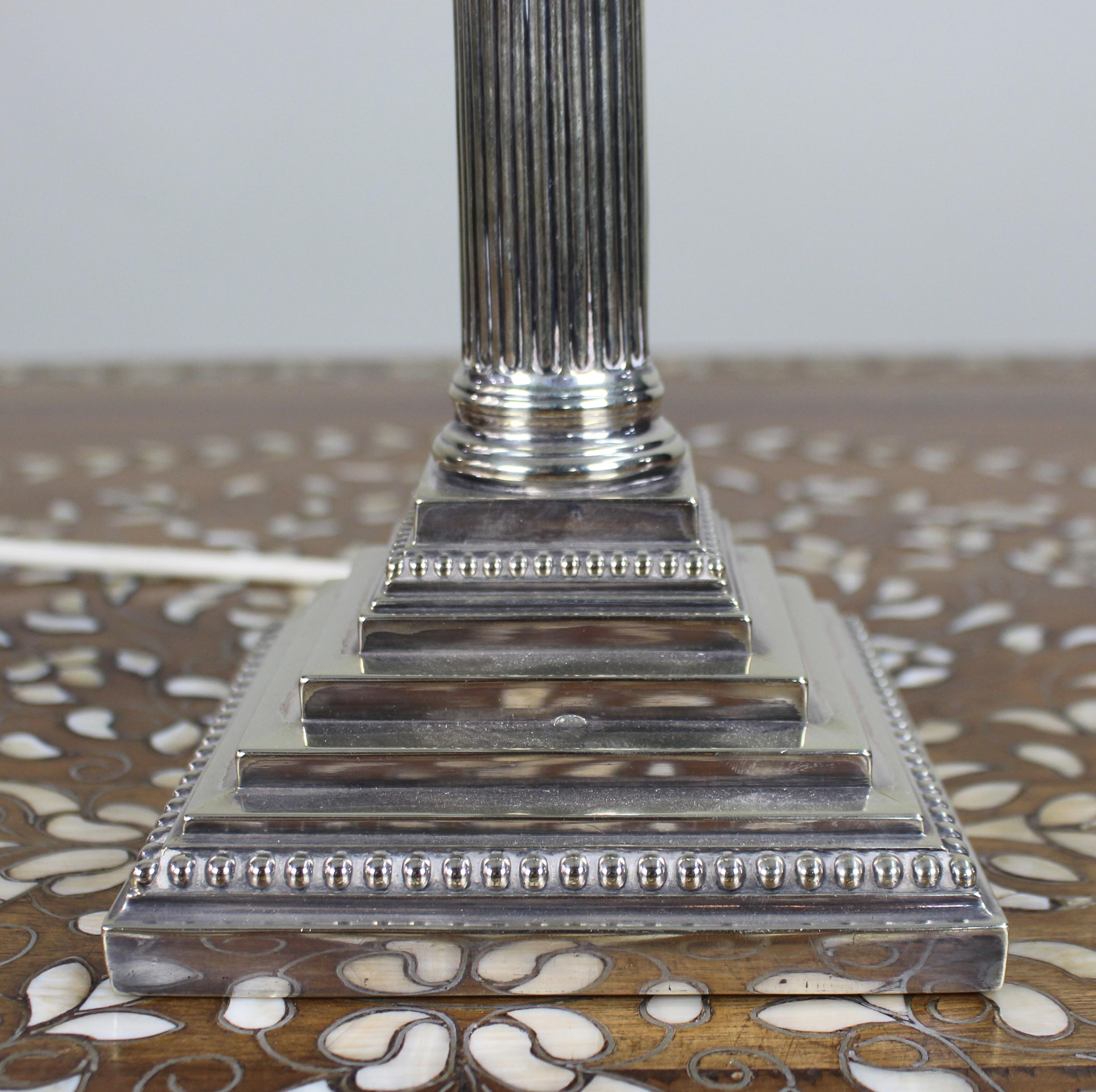 Lámpara de mesa victoriana de columna corintia bañada en plata siglo XIX en venta