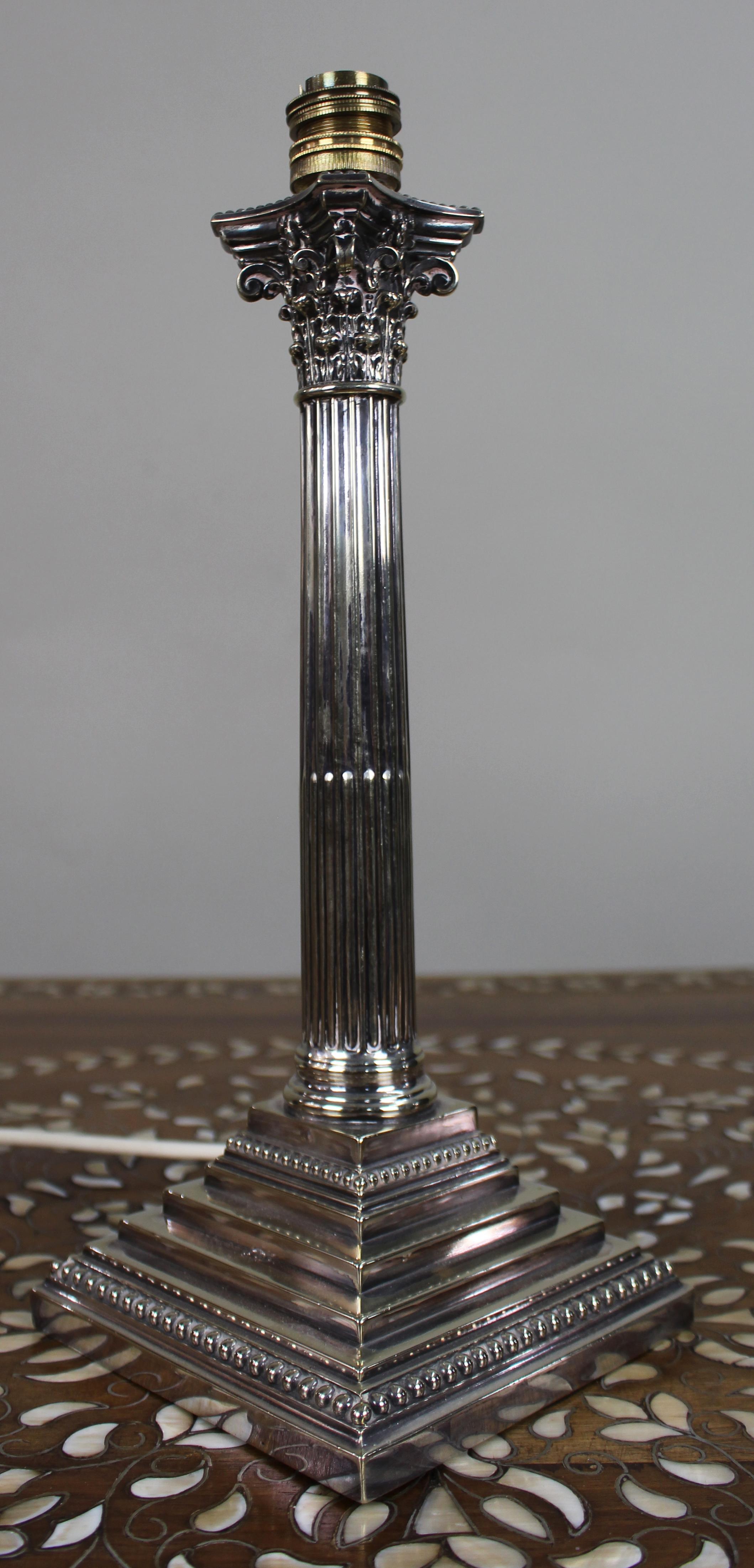 Lámpara de mesa victoriana de columna corintia bañada en plata Chapado en plata en venta