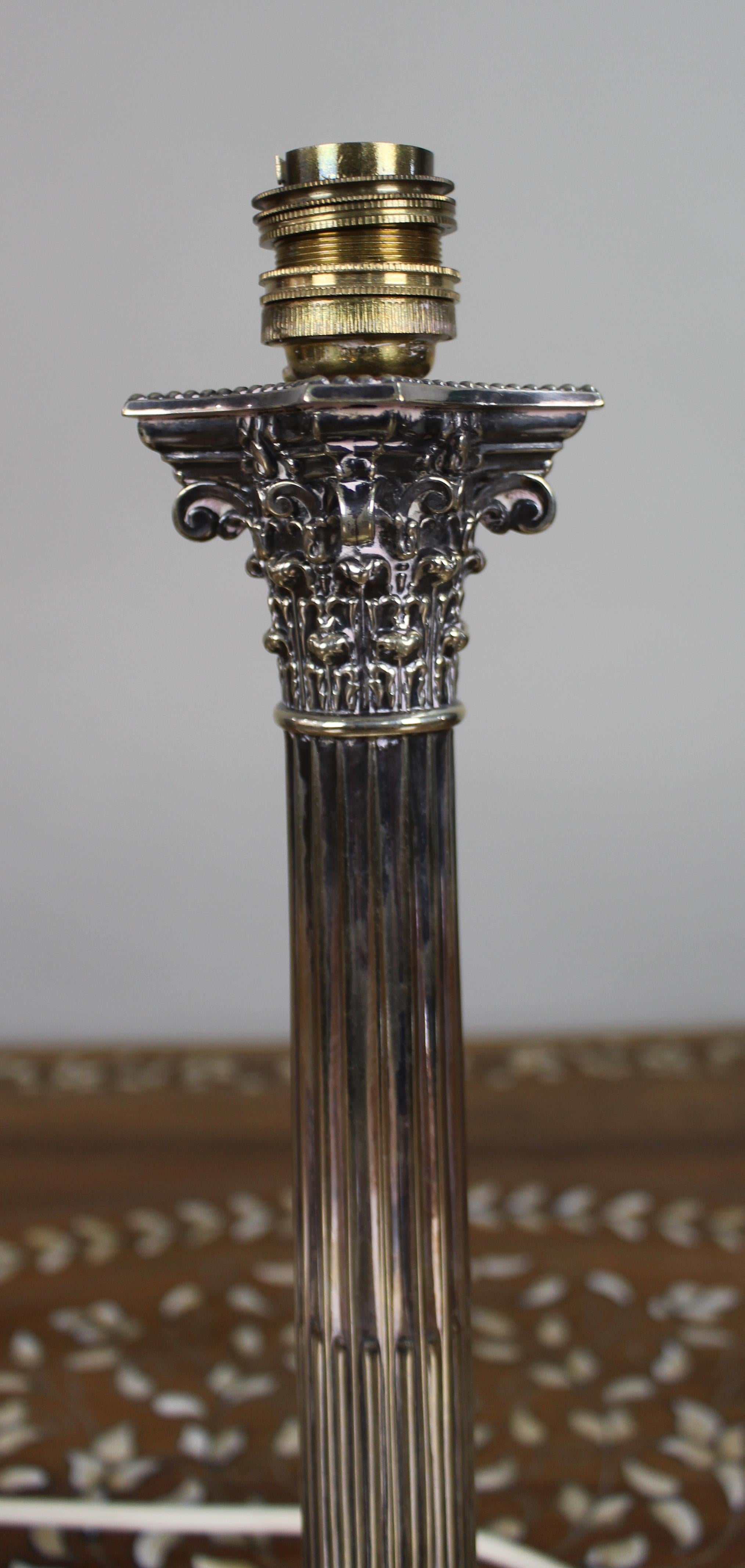 Lámpara de mesa victoriana de columna corintia bañada en plata en venta 1