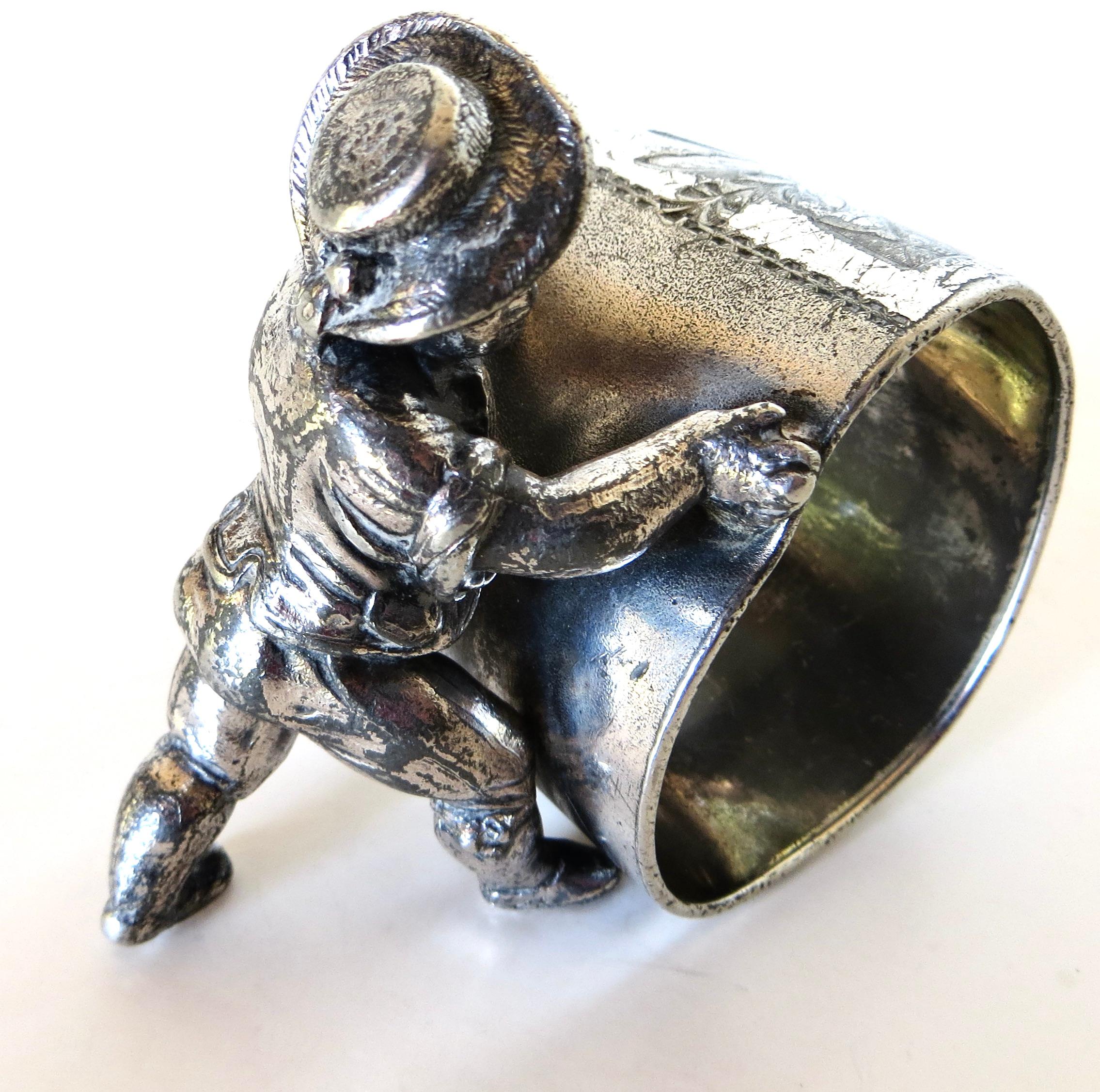 Portatovagliolo figurato americano placcato in argento raffigurante un ragazzo che spinge un portatovagliolo a forma di cuore con la scritta  
