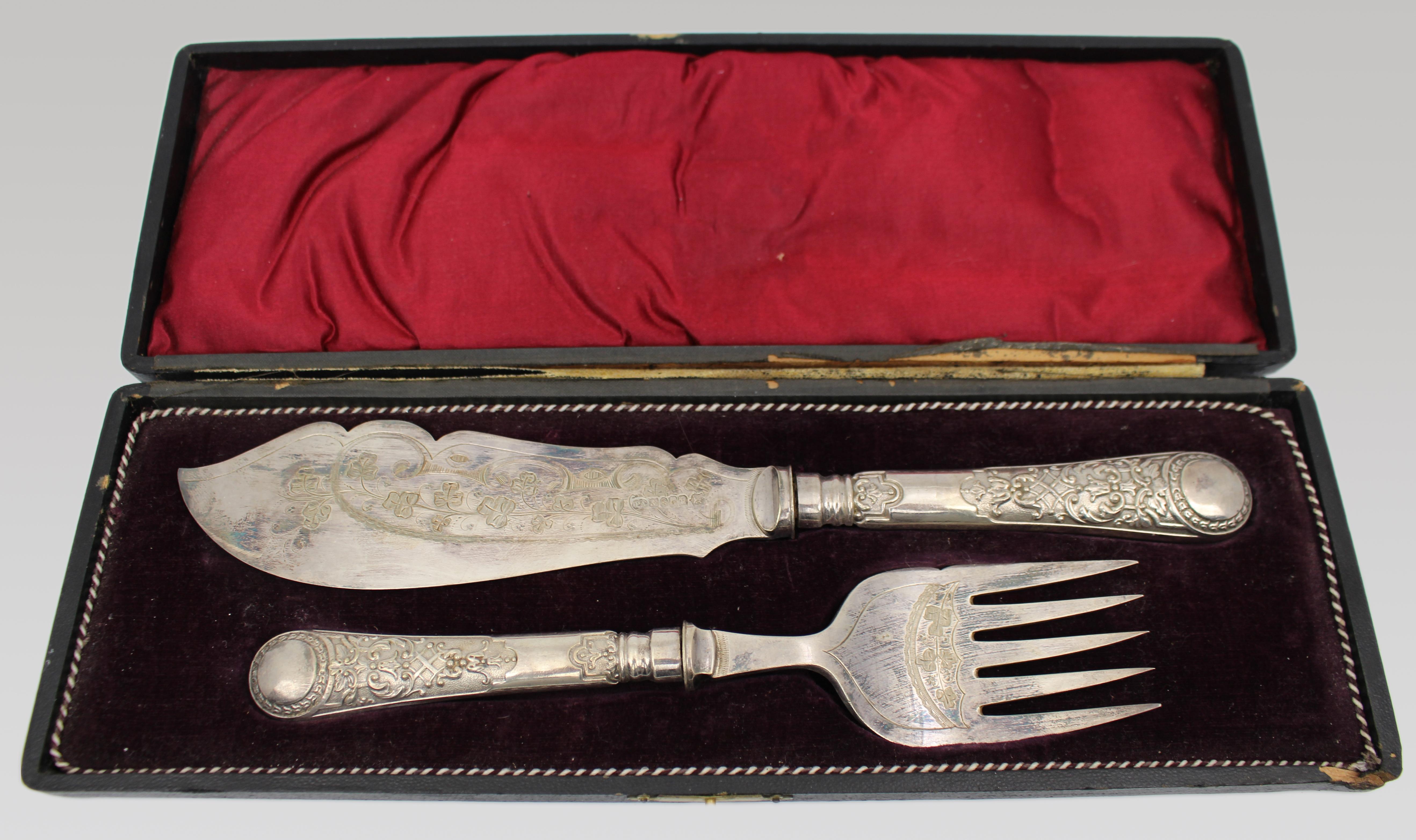 Juego victoriano de cuchillo y tenedor de pescado bañados en plata c.1880


Decorativo juego victoriano tardío de servir pescado bañado en plata de Perry, Ayrton & Spooner (PA&S), compuesto por un cuchillo de hoja ancha y un tenedor de cinco púas a