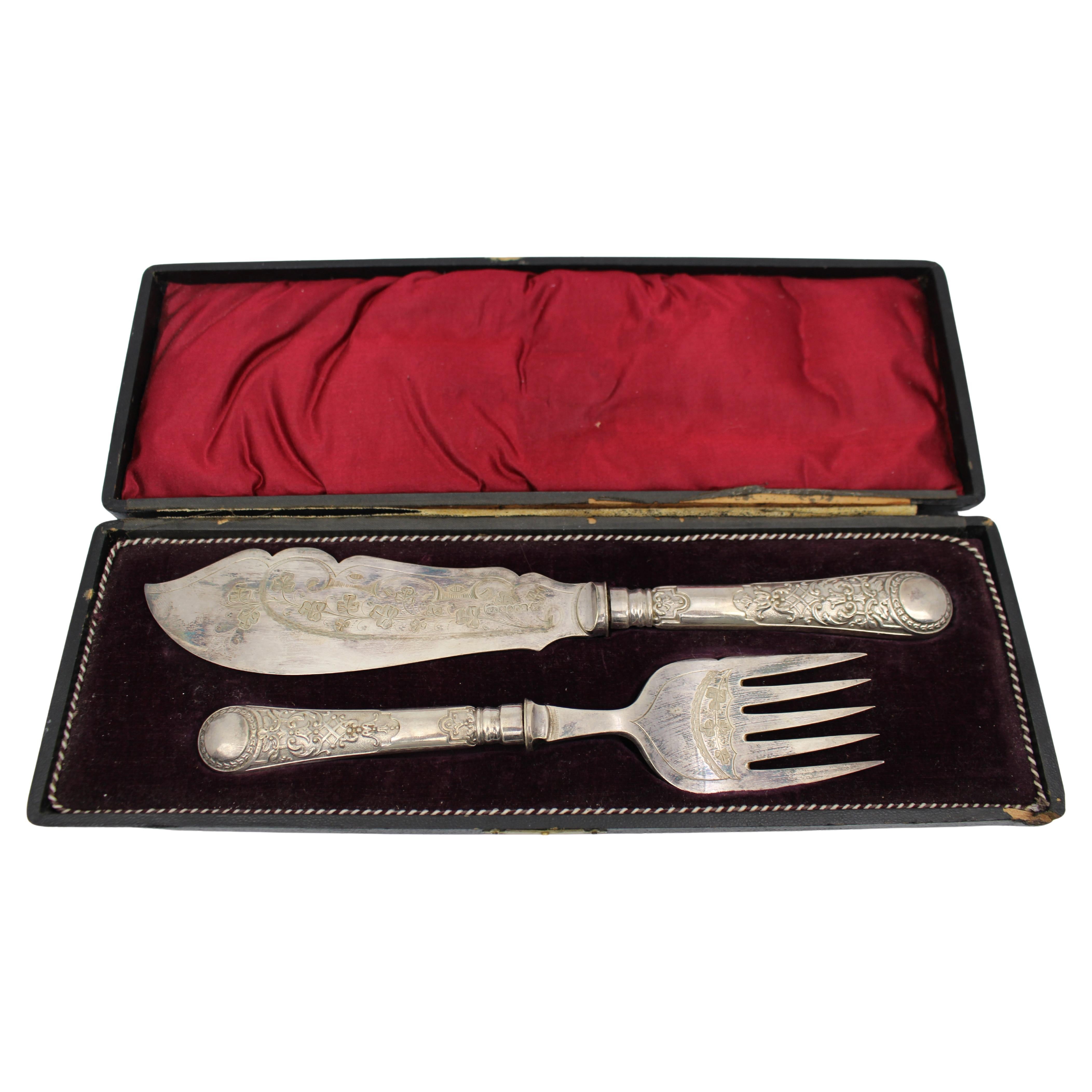 Juego victoriano de cuchillo y tenedor de pescado bañados en plata c.1880 en venta