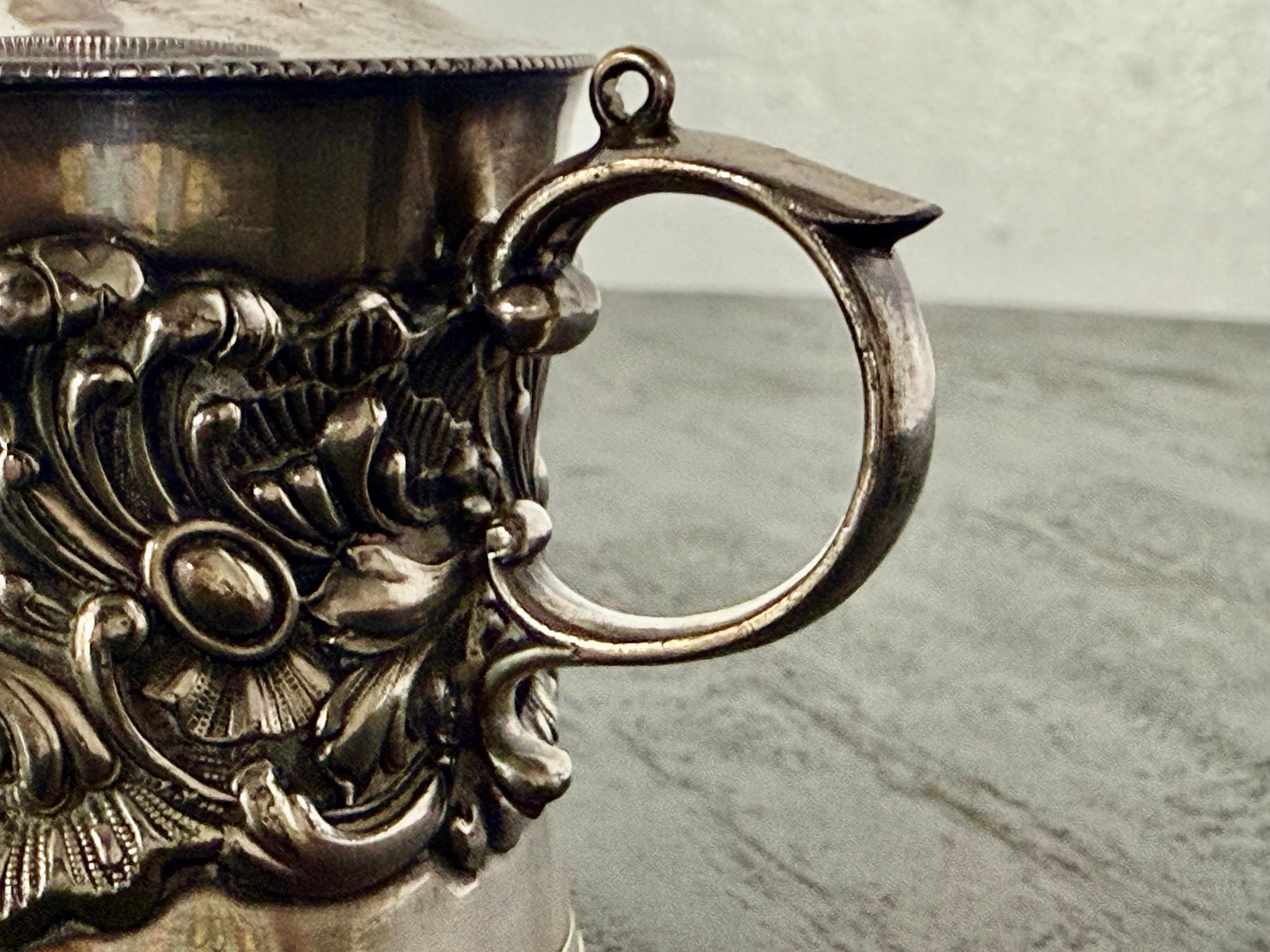 Repoussé Lampe à huile victorienne en métal argenté de Derby Silver Company en vente
