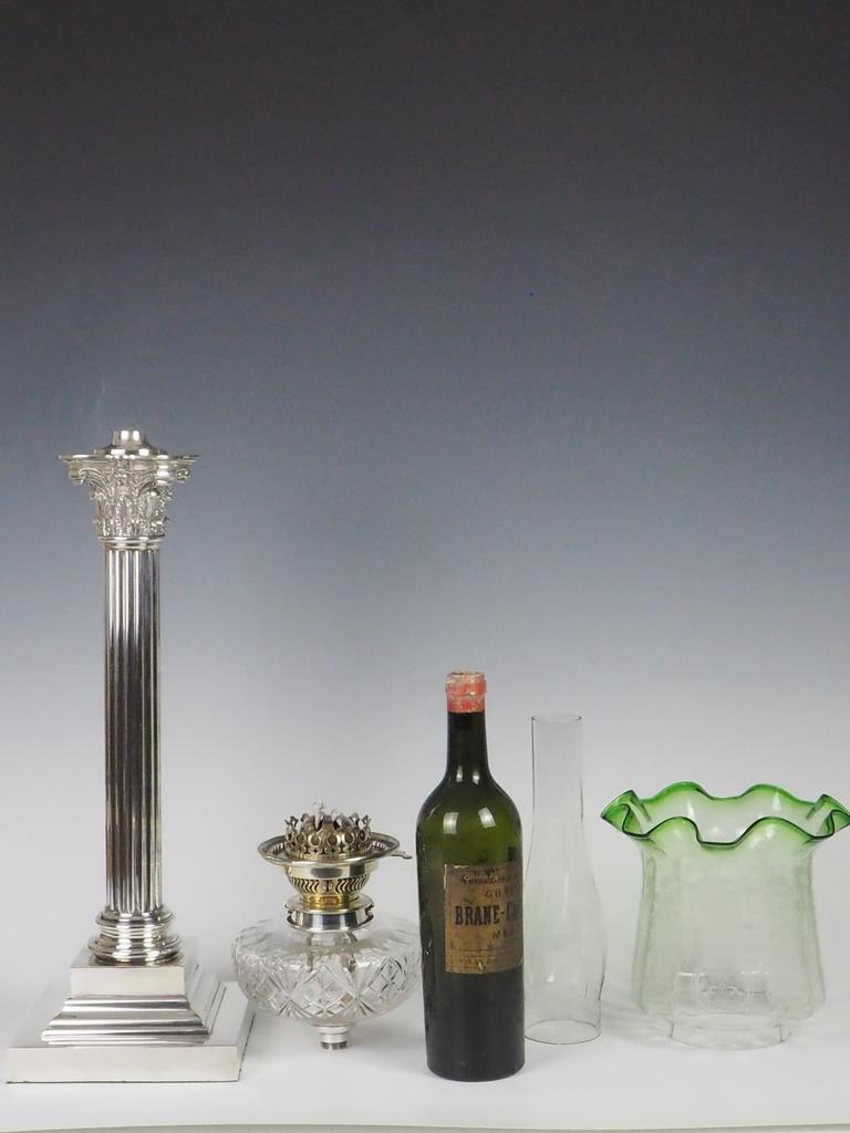 Lampada ad olio vittoriana placcata in argento con paralume originale verde inciso in vendita 7
