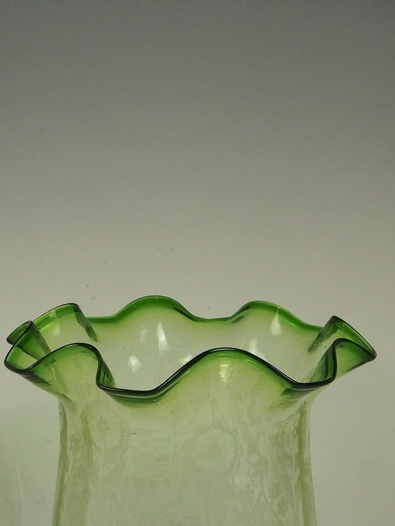 Lampada ad olio vittoriana placcata in argento con paralume originale verde inciso in vendita 8