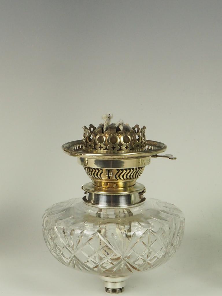Lampada ad olio vittoriana placcata in argento con paralume originale verde inciso in vendita 9