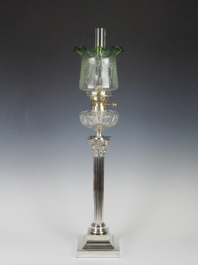 Lampada ad olio vittoriana a colonna corinzia placcata in argento con paralume originale in vetro verde acidato

Questa squisita lampada a olio vittoriana placcata in argento fonde perfettamente un'eleganza senza tempo con una maestria artigianale.