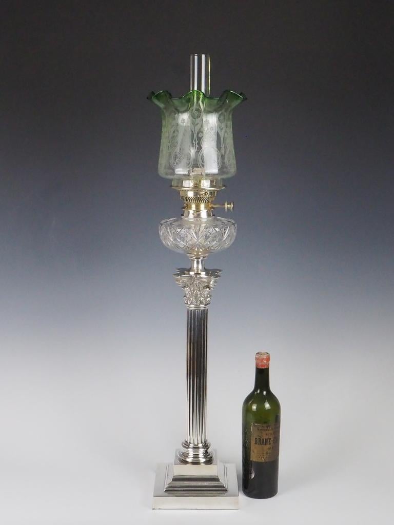 Britannico Lampada ad olio vittoriana placcata in argento con paralume originale verde inciso in vendita